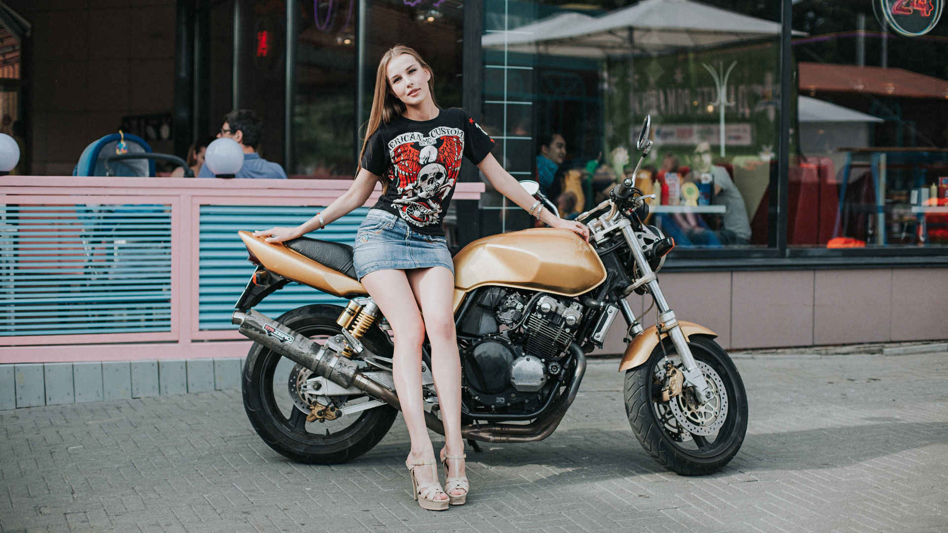 靠坐着摩托车的美女模特壁纸 ​​​​-