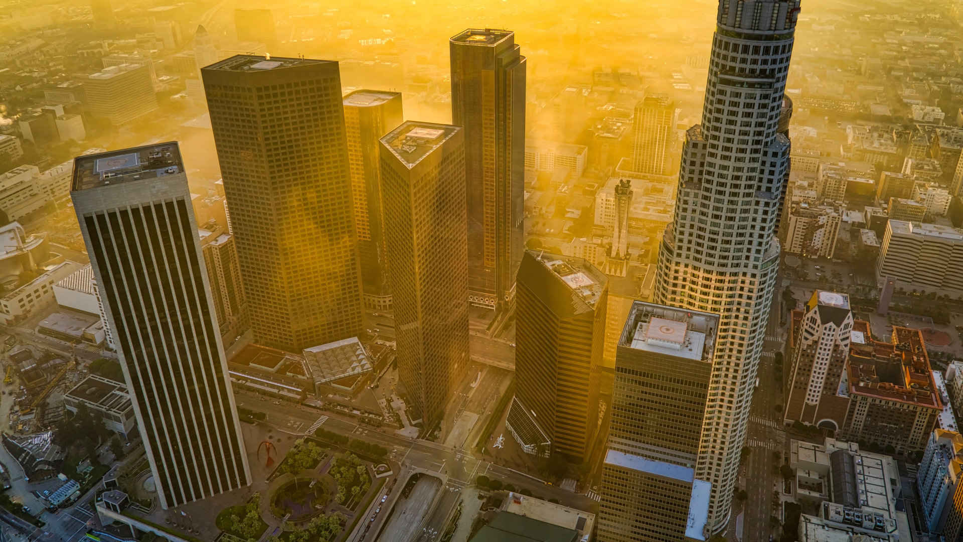 清晨的城市高楼雾气弥漫的风景桌面壁纸