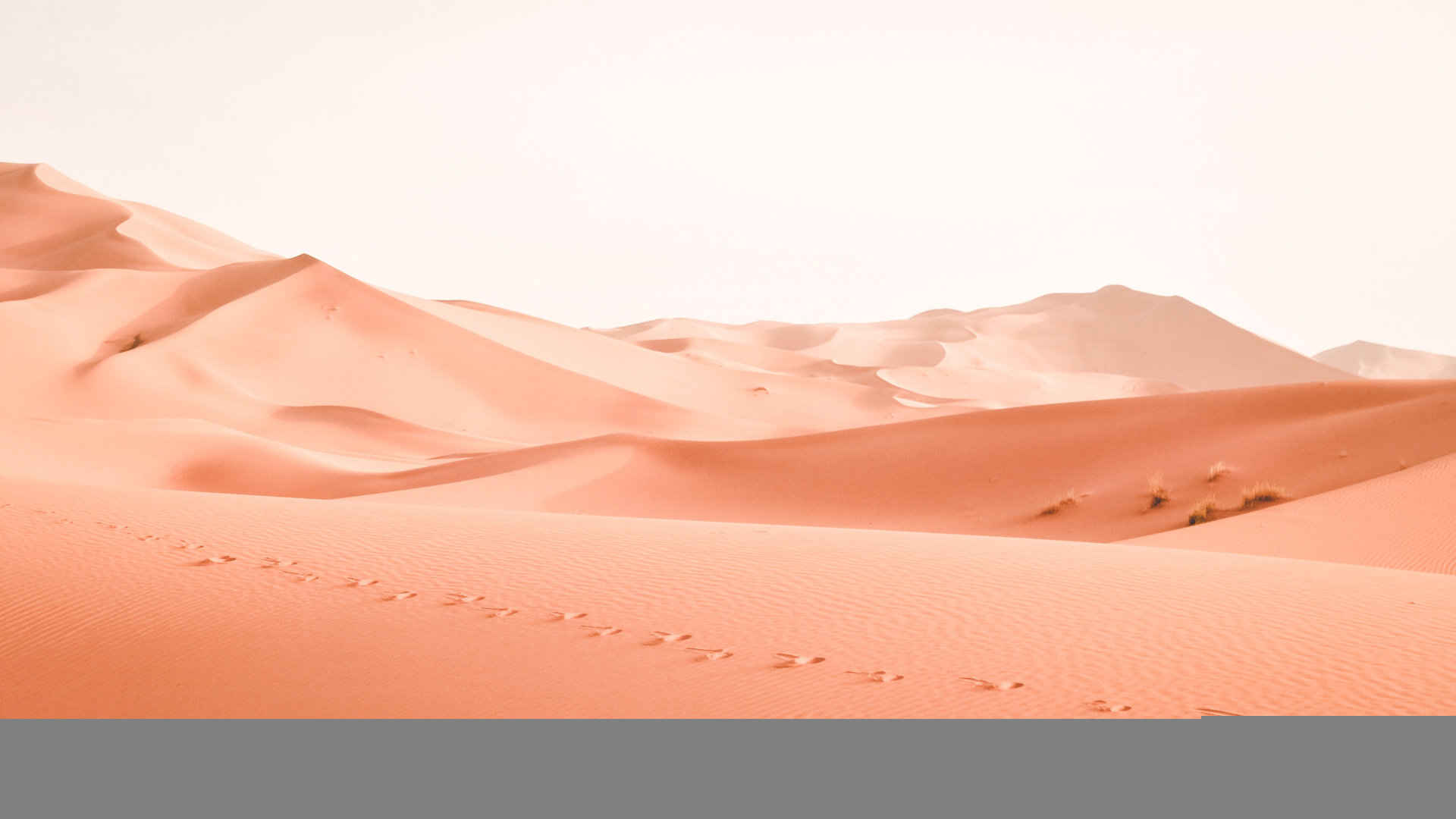 满天黄沙一望无际的沙漠风景-