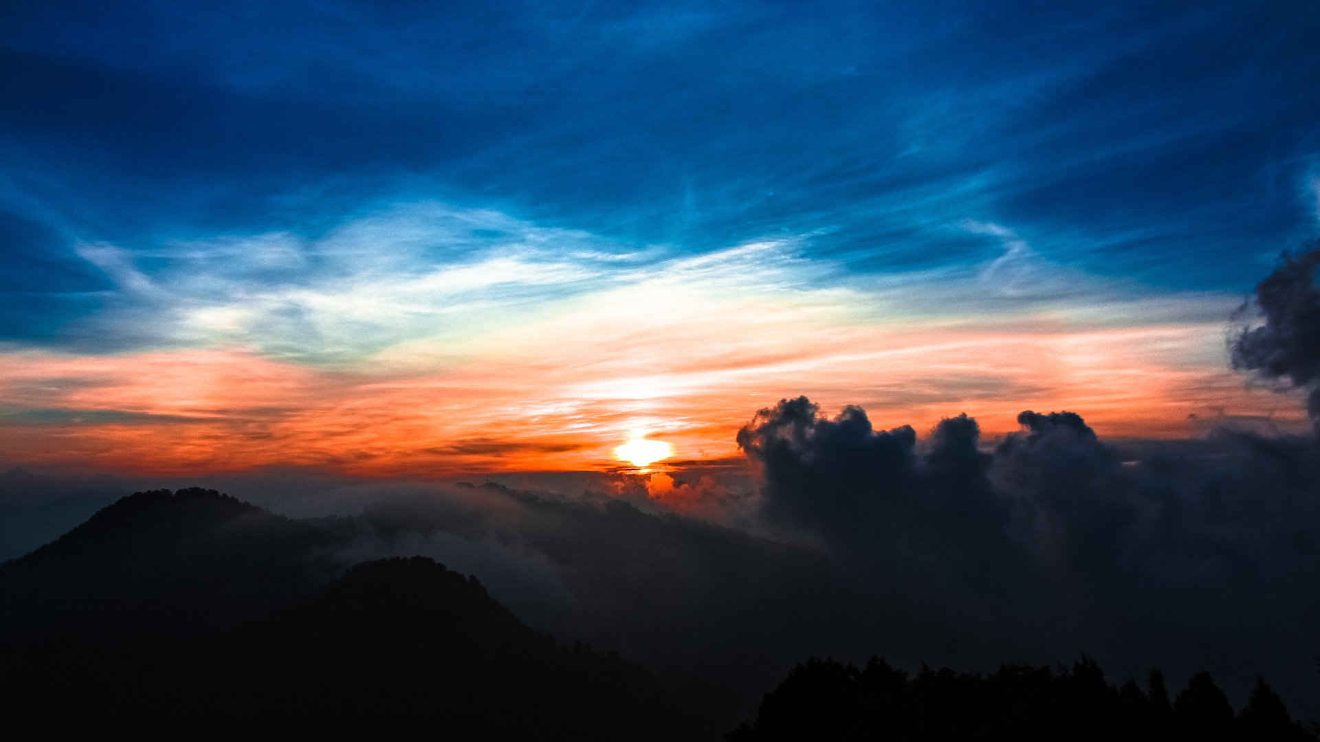 云雾妖娆的大山夕阳落下前的彩霞构成天然的风景画卷-