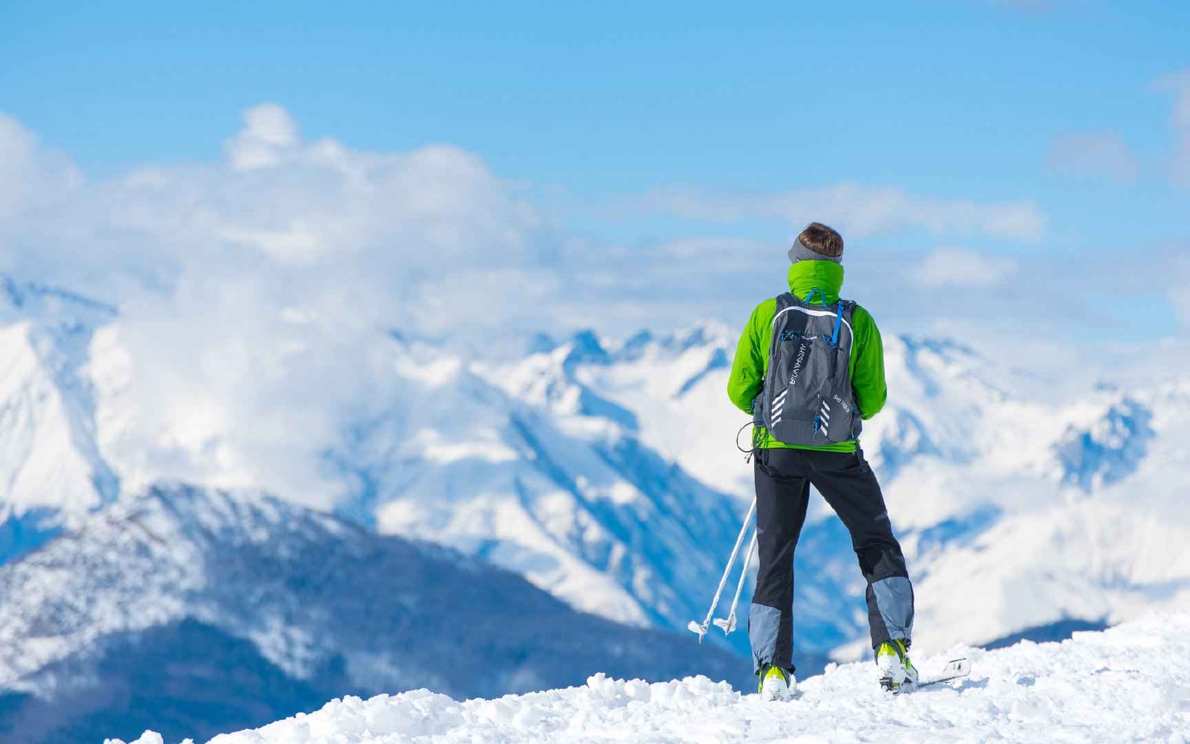 登山爱好者登雪山峰顶看美丽的大自然风景的电脑壁纸-