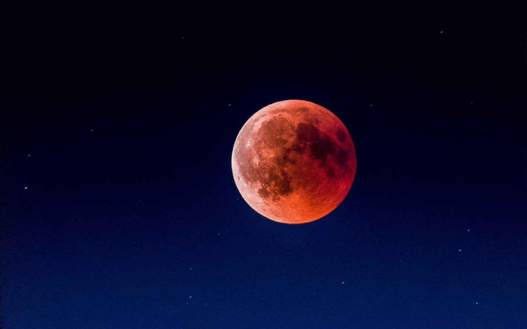 夜晚的天空，橙红色的月球满月观光电脑壁纸-