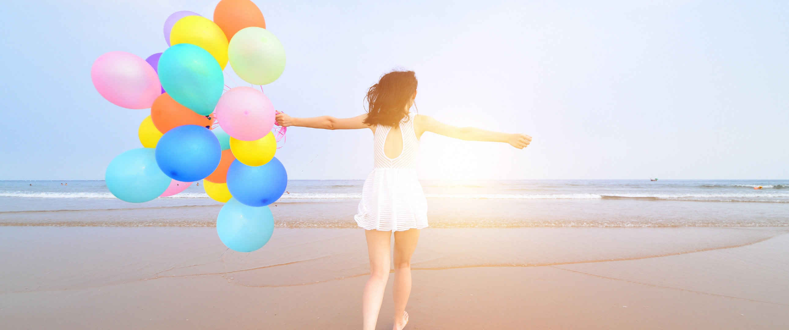 拉着气球在海滩奔跑的女孩壁纸