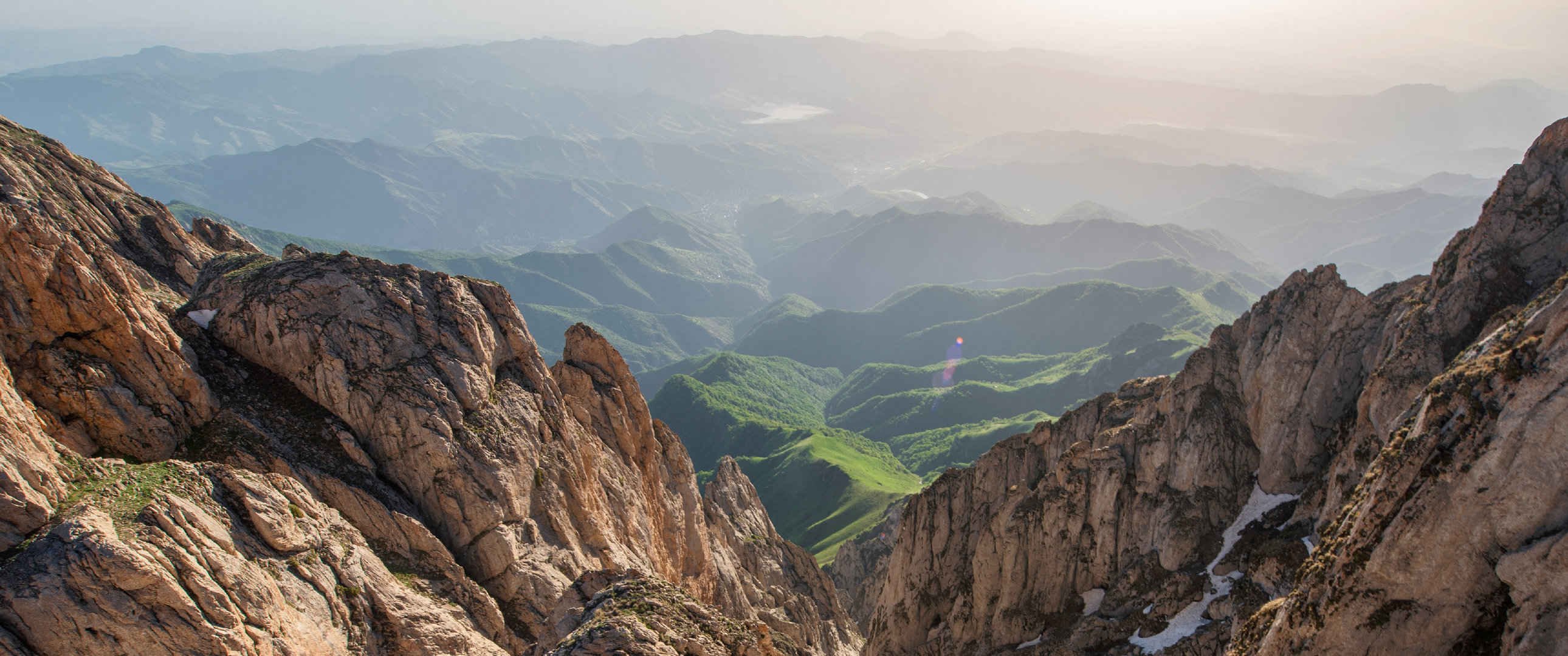亚美尼亚波澜起伏的山脉壁纸-