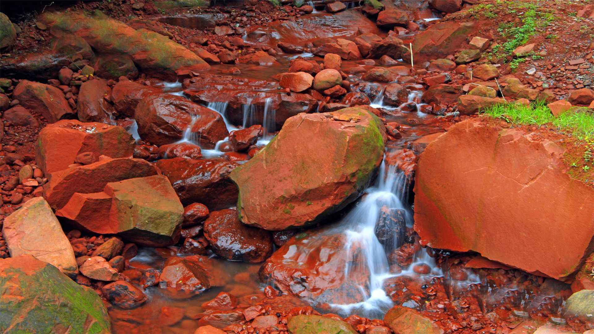 川流不息 溪流 石头 青苔 瀑布 红色石头 赤水佛光岩唯美景色壁纸图片-
