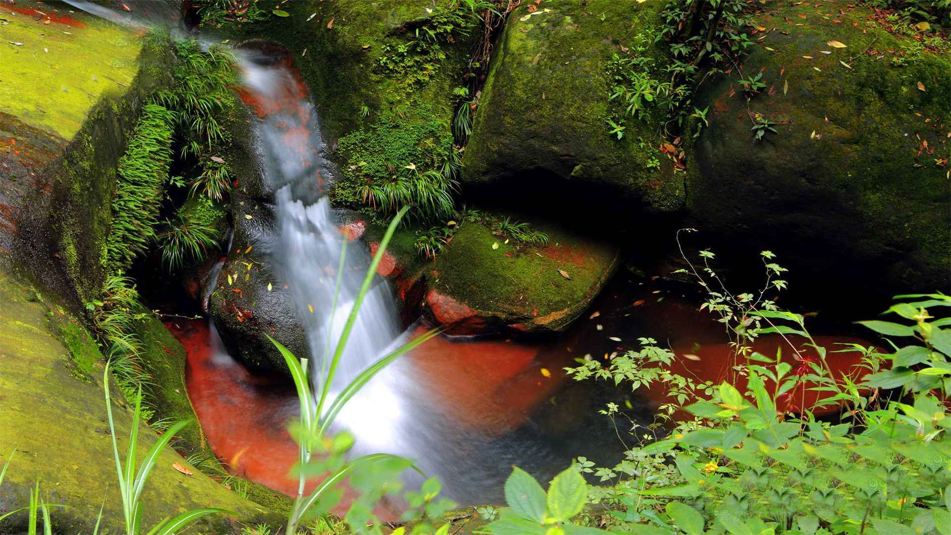 川流不息 溪流 石头 青苔 瀑布 红色石头 赤水佛光岩唯美景色壁纸图片