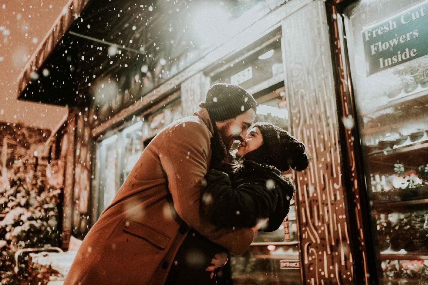 冬季，下雪天 街头店面前 一对恩爱拥抱的欧美情侣，爱人高清壁纸图片