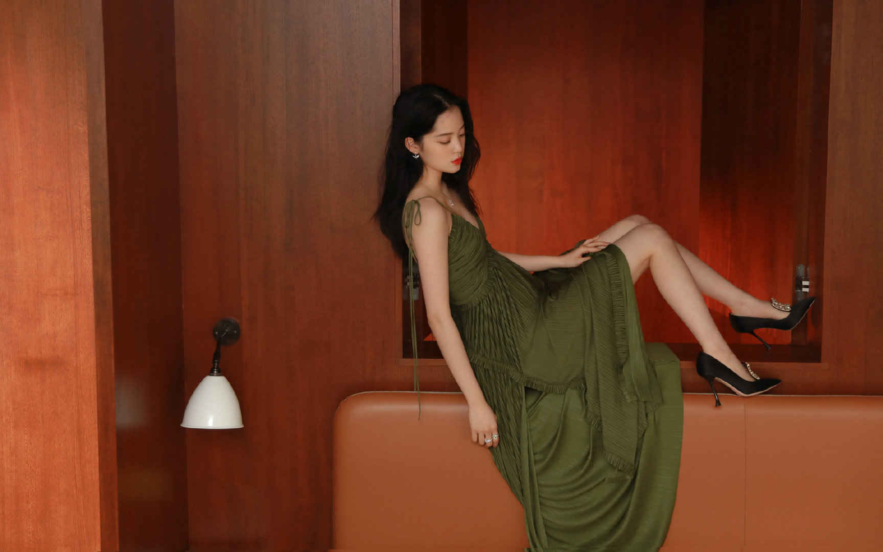 中国当今第一大美女欧阳娜娜吊带裙性感写真