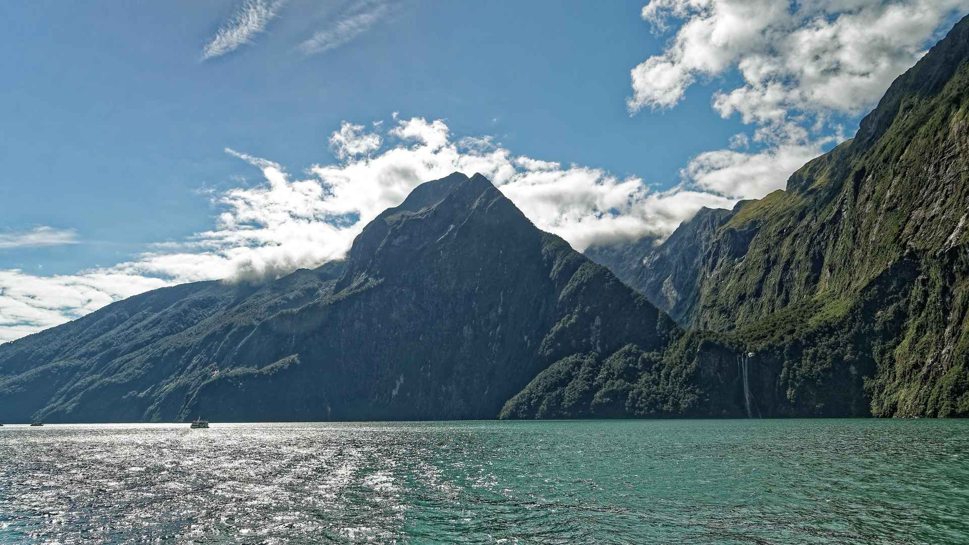 新西兰南岛米尔福德峡湾山水风景-