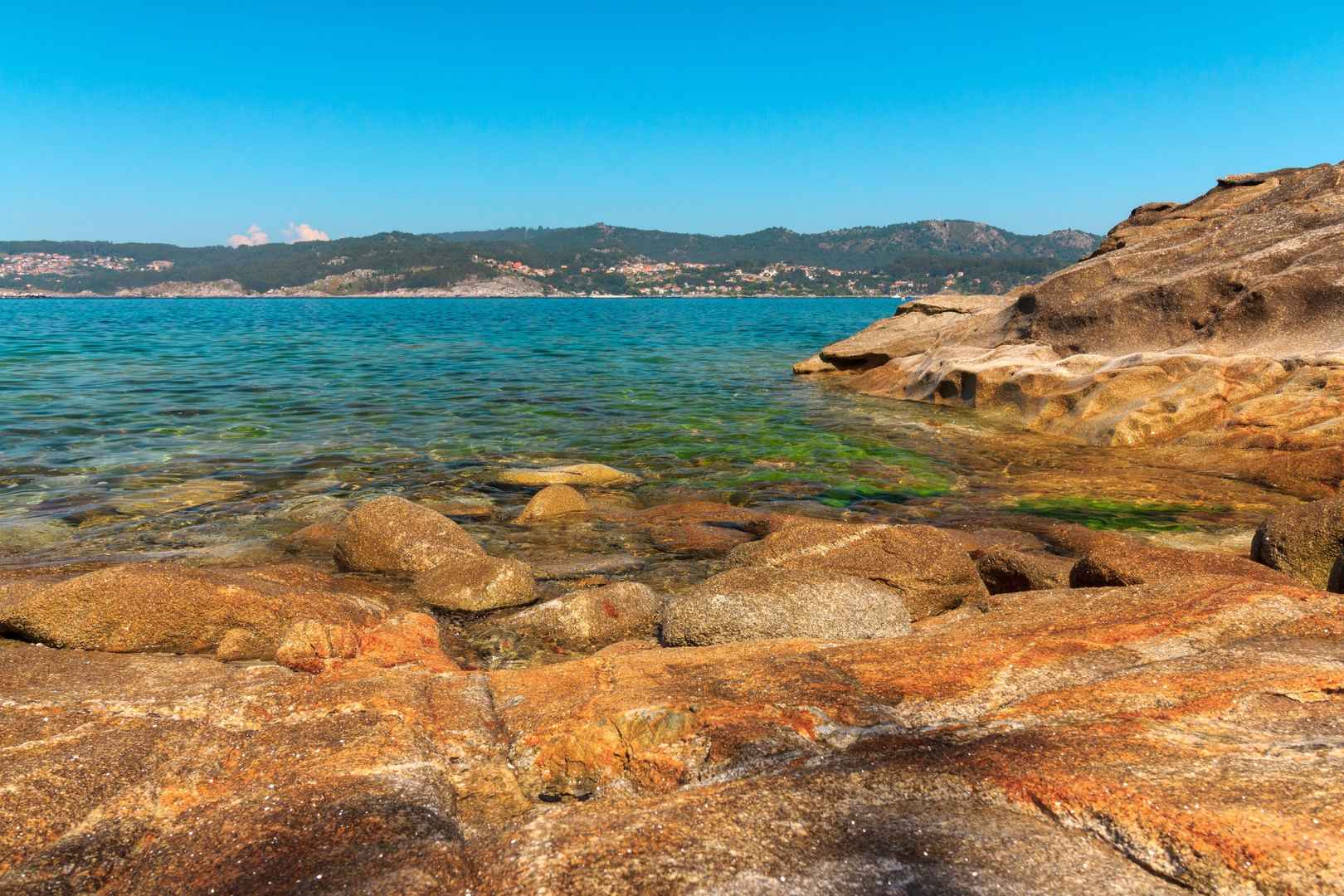 西班牙加利西亚最美海滩清澈海水风景壁纸-