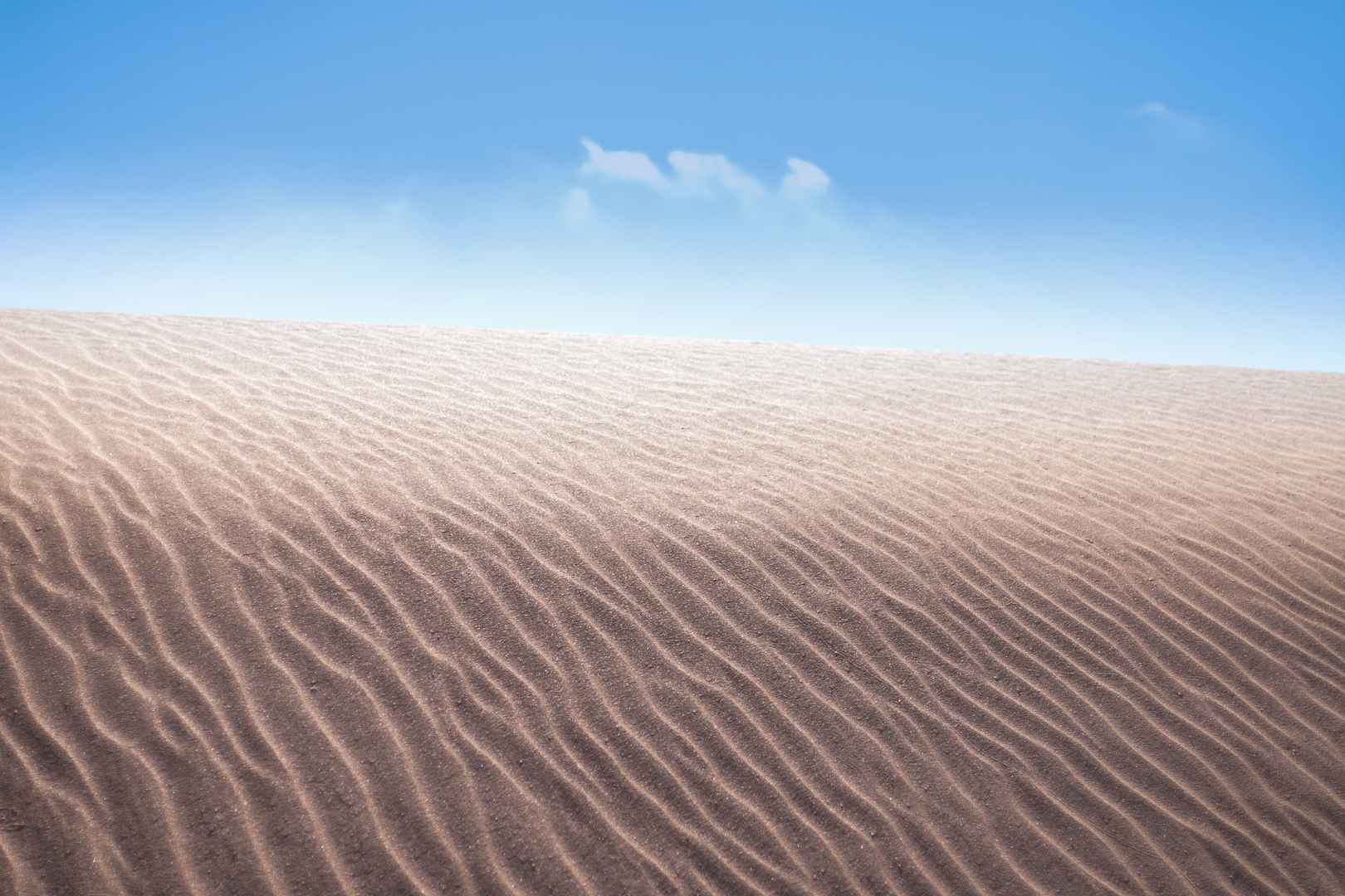 夏日沙漠唯美小清新风光桌面壁纸-