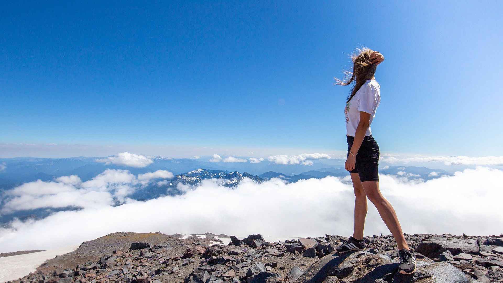 登上云雾缭绕的山顶的欧美运动美女-