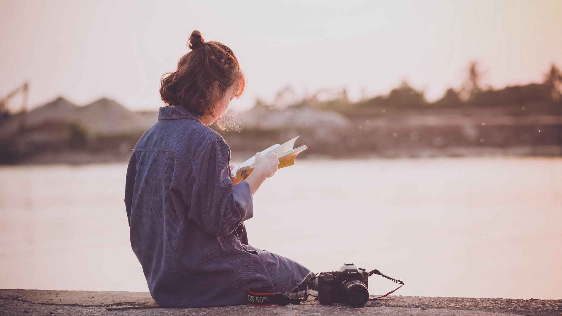 休息的女孩坐在护城河边阅读背影唯美摄影美图壁-