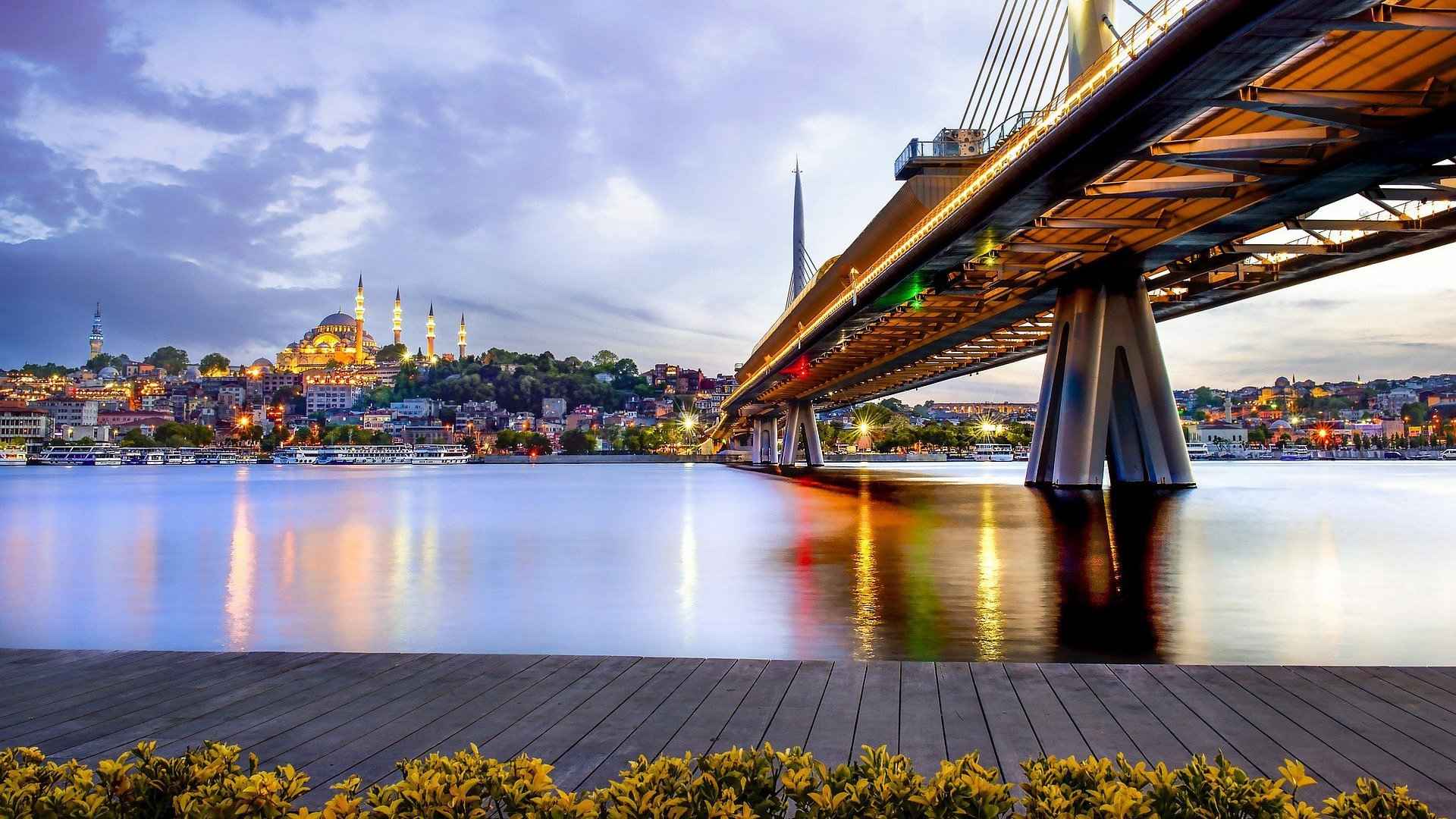 伊斯坦布尔桥梁灯火唯美桌面壁纸图片-