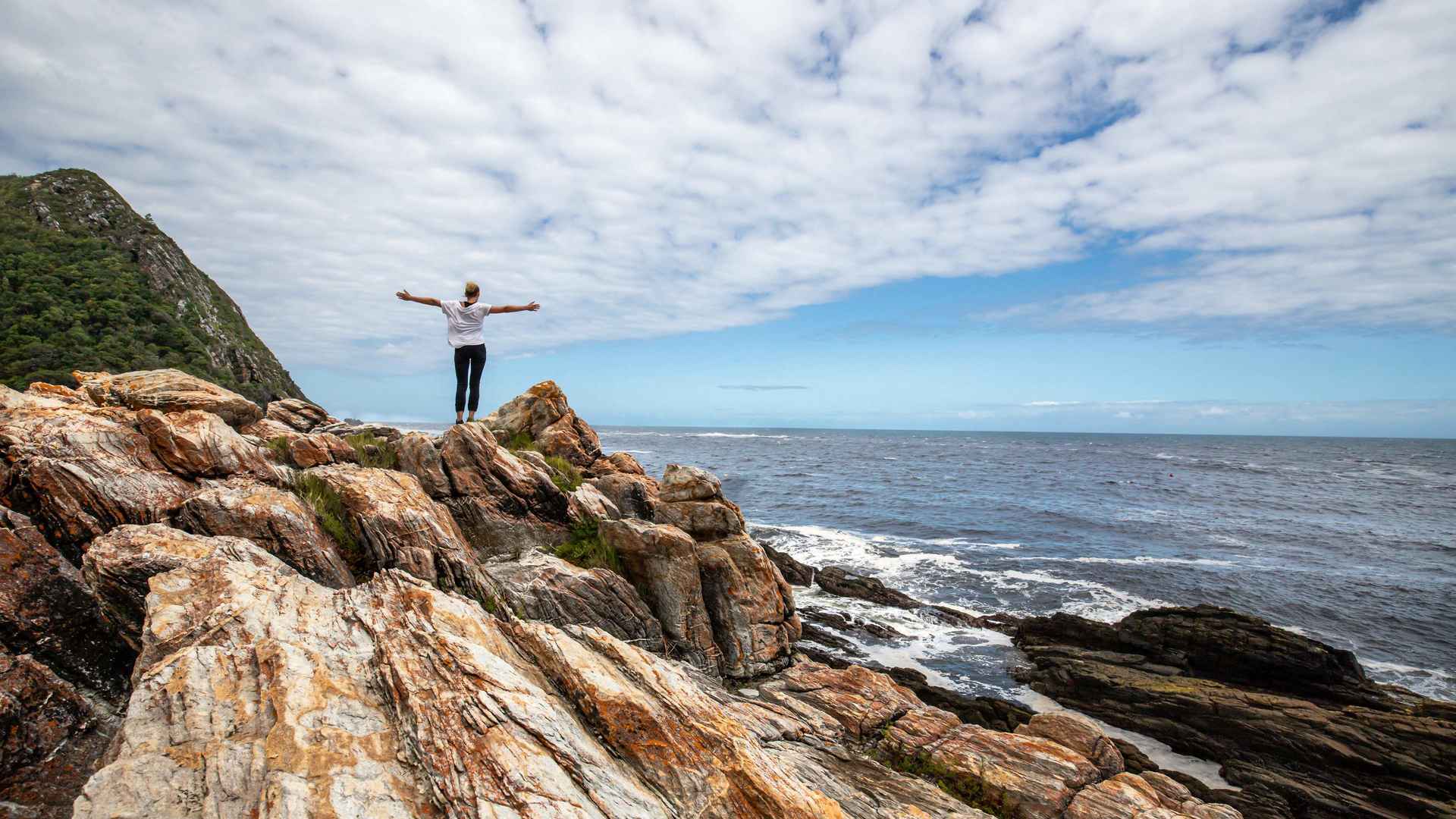 海边 礁石区 站在石头山的欧美女子背影 自由自在海边风景-