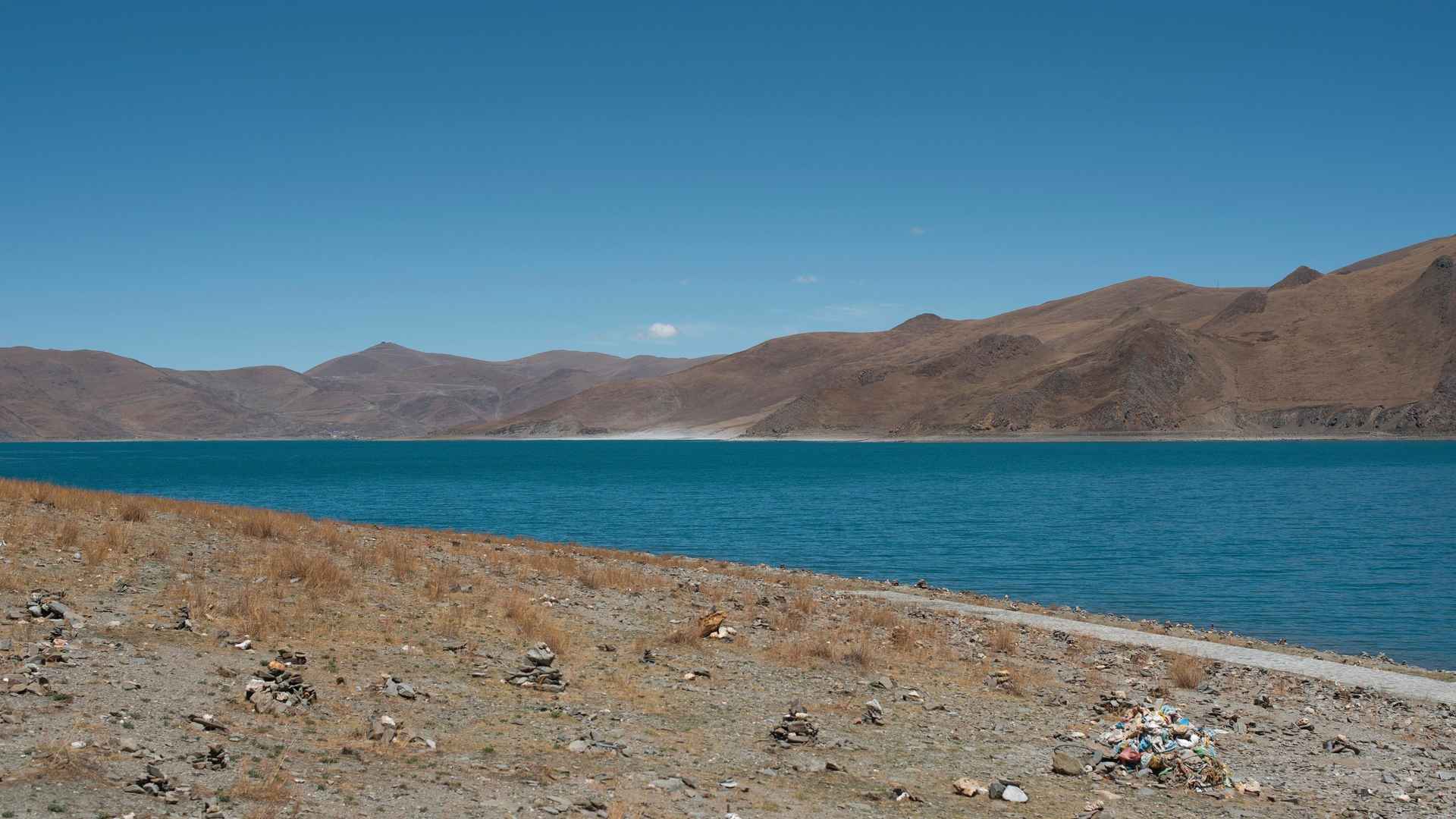 西藏羊卓雍错湖水风光