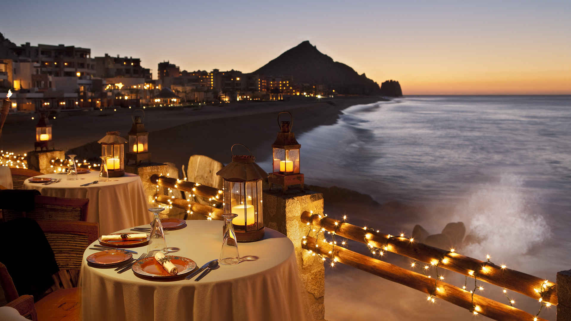 海边浪漫的餐美丽海洋日落风景壁纸-