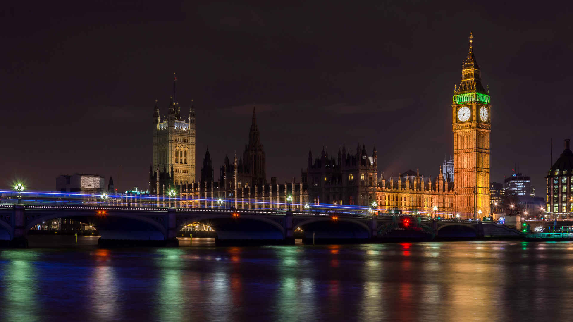 晚上 伦敦 大本钟和议会大厦 2K风景桌面壁纸-