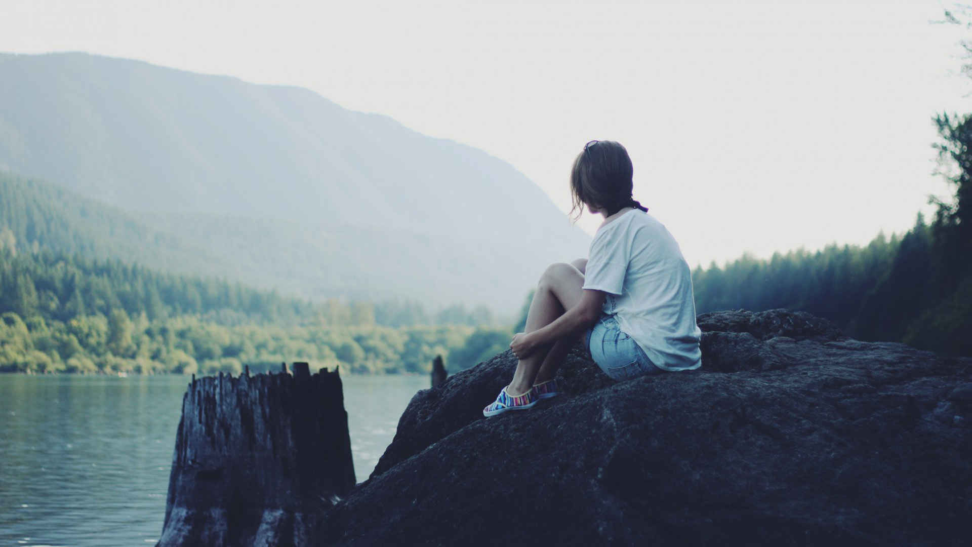 女孩坐在岩石上风景桌面壁纸-
