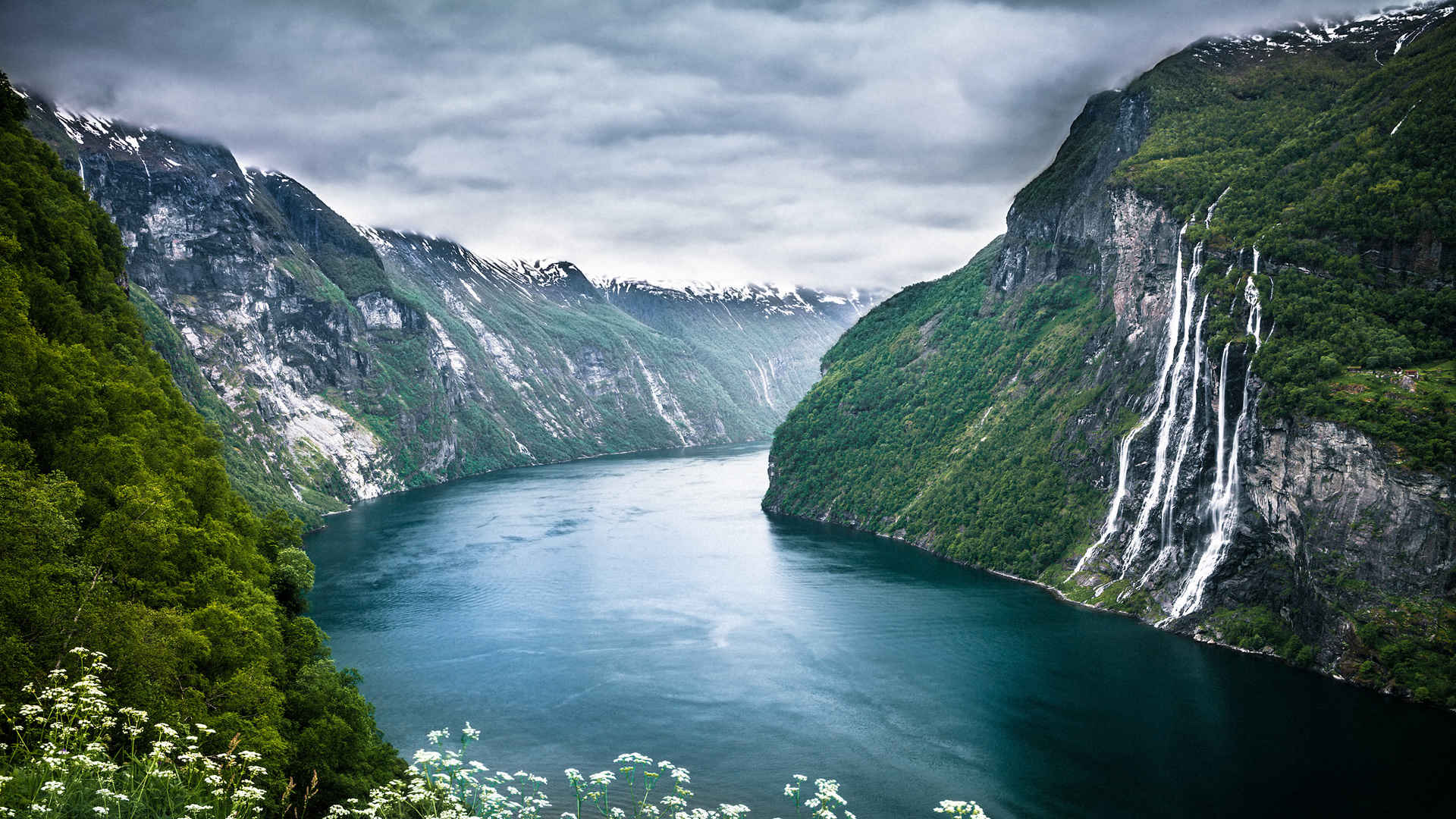 挪威七姐妹瀑布风景桌面壁纸-