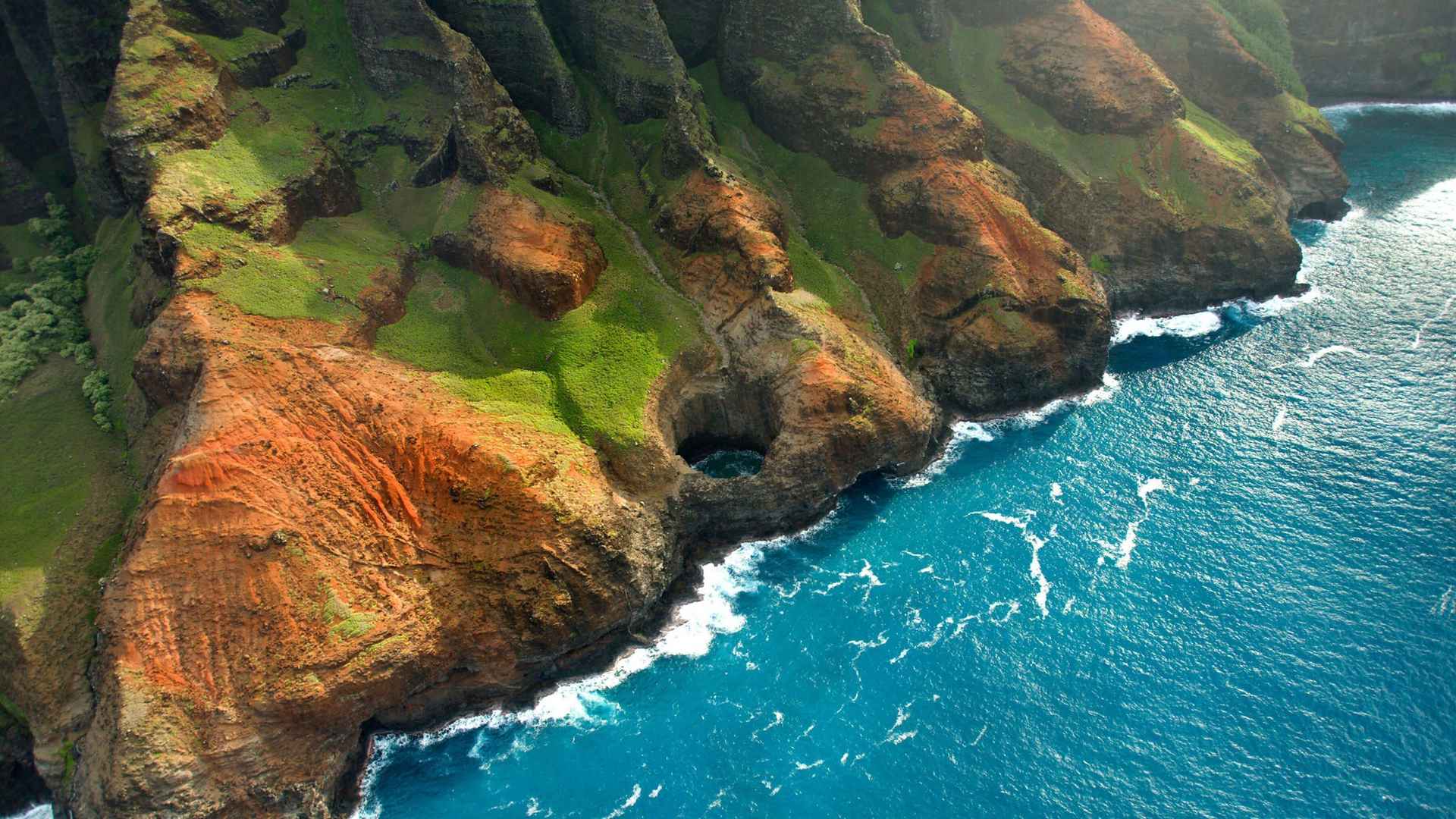 断崖绝壁，洞窟，蓝色的海水唯美山水景色图片