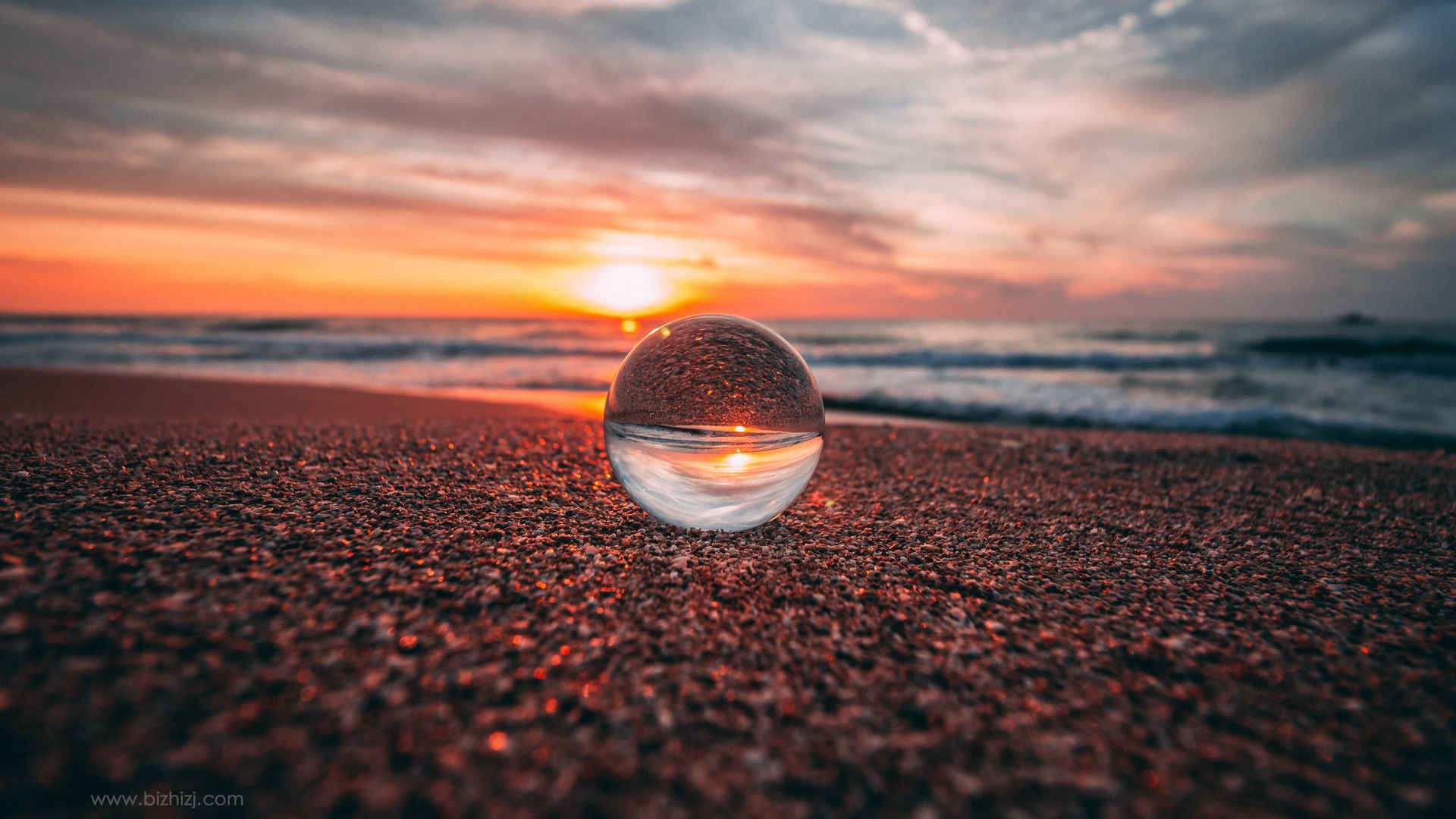沙滩上的玻璃球壁纸