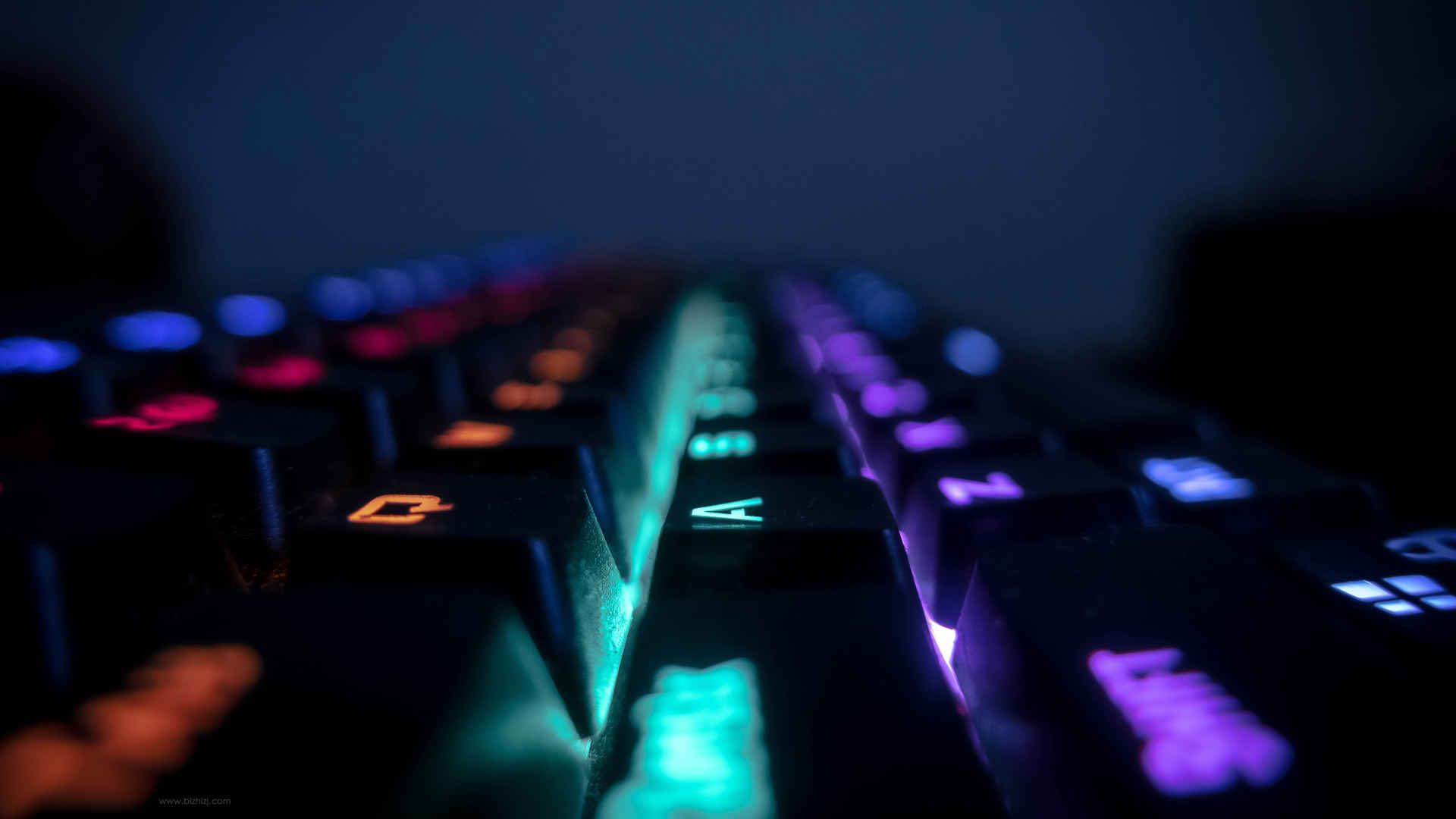 夜间发光的机械键盘壁纸-