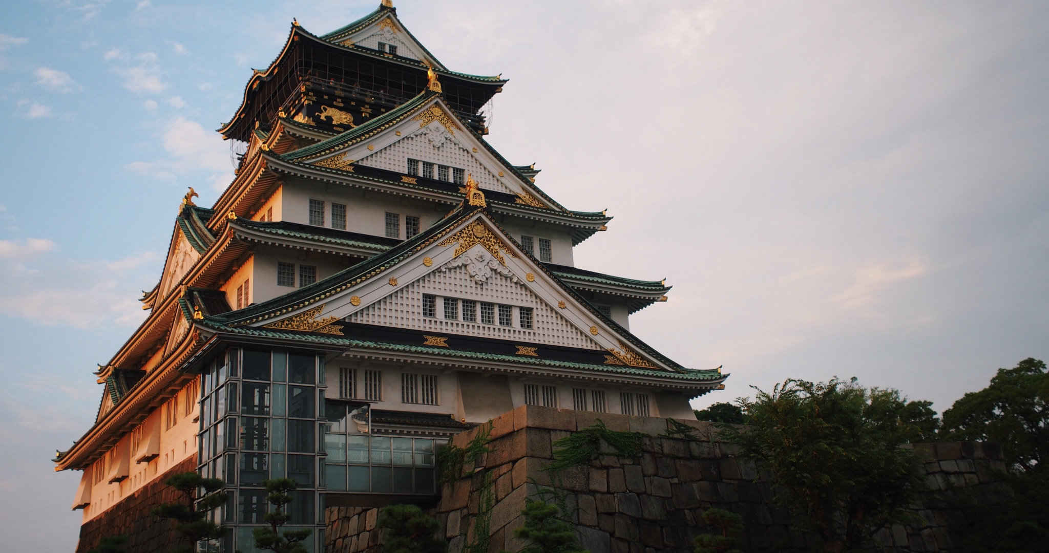 镀金瓦片的日式经典旅游景点特色建筑桌面壁纸-