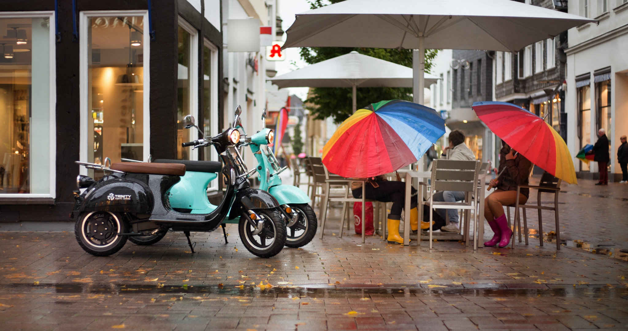下雨的城市街头，在餐厅门前躲雨的路人场景桌面壁纸-