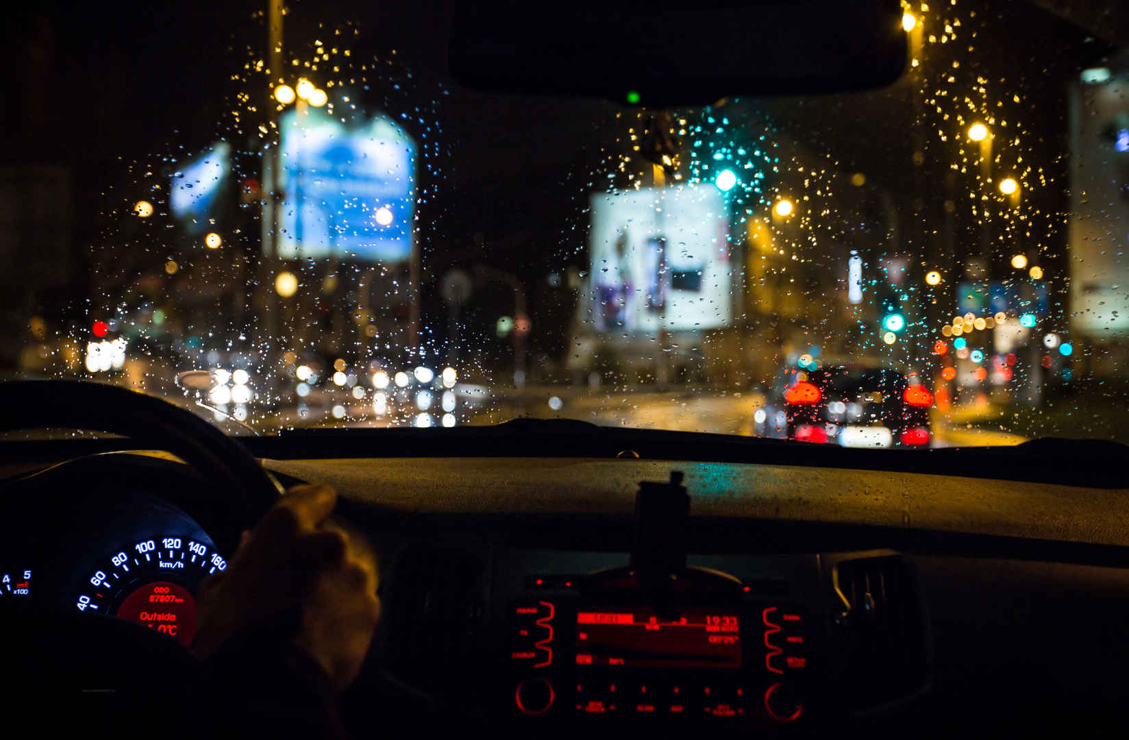 夜间城市的灯光 雨 玻璃 水滴 车内写真5K图片-