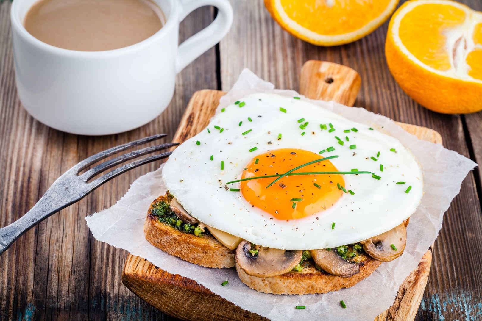 早餐 蘑菇 橙子 烤面包 炒鸡蛋 咖啡 杯子 4K食物图片-