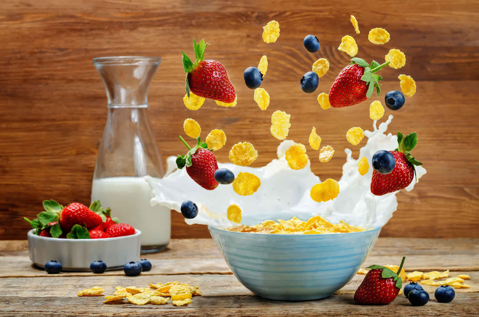 早餐麦片 牛奶 水果 草莓 蓝莓 6k图片壁纸-