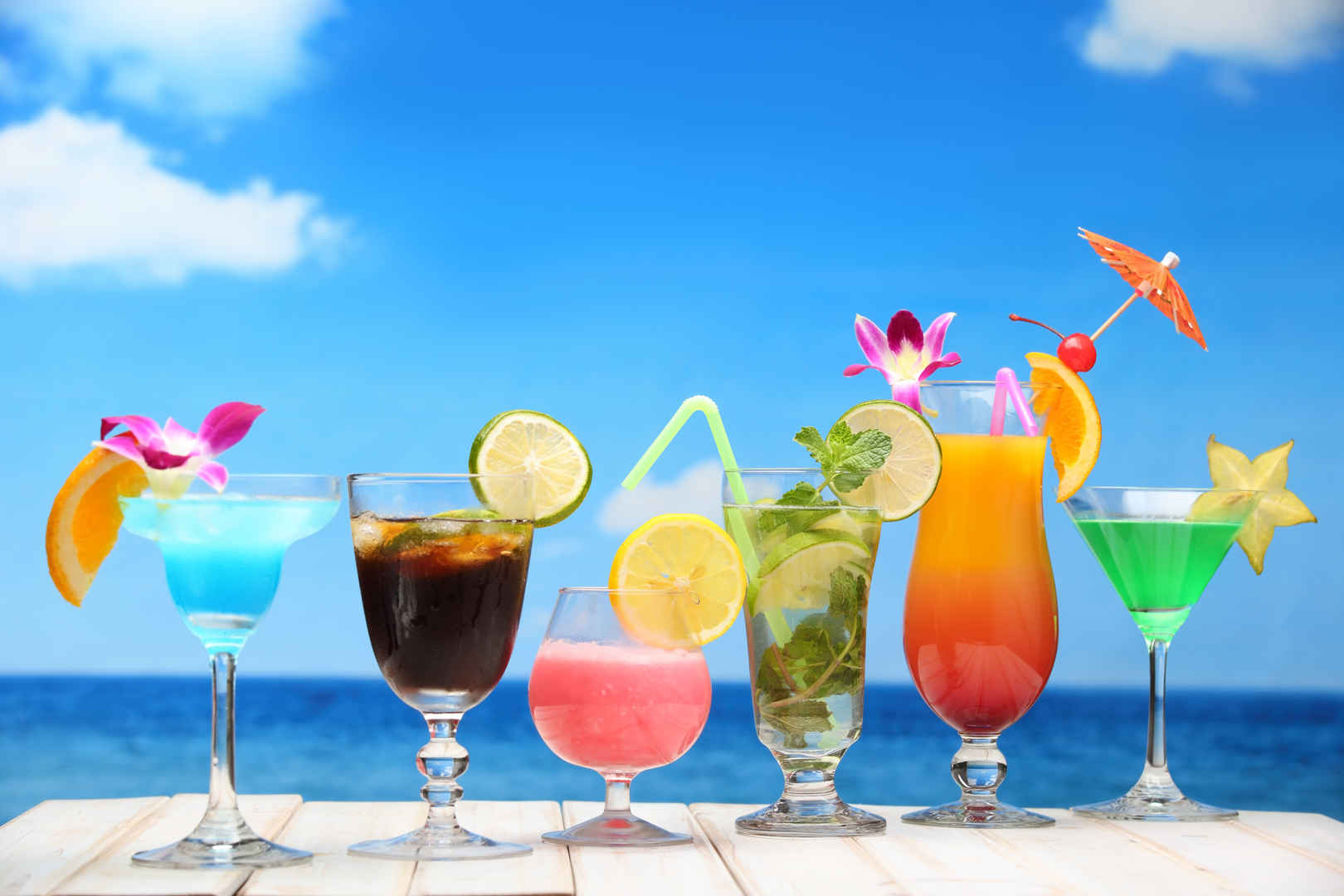 夏季 大海 沙滩 鸡尾酒 水果 5k图片-