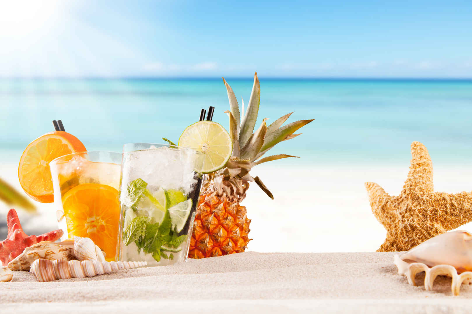 大海 沙滩 海星 鸡尾酒 水果 菠萝 4k图片-