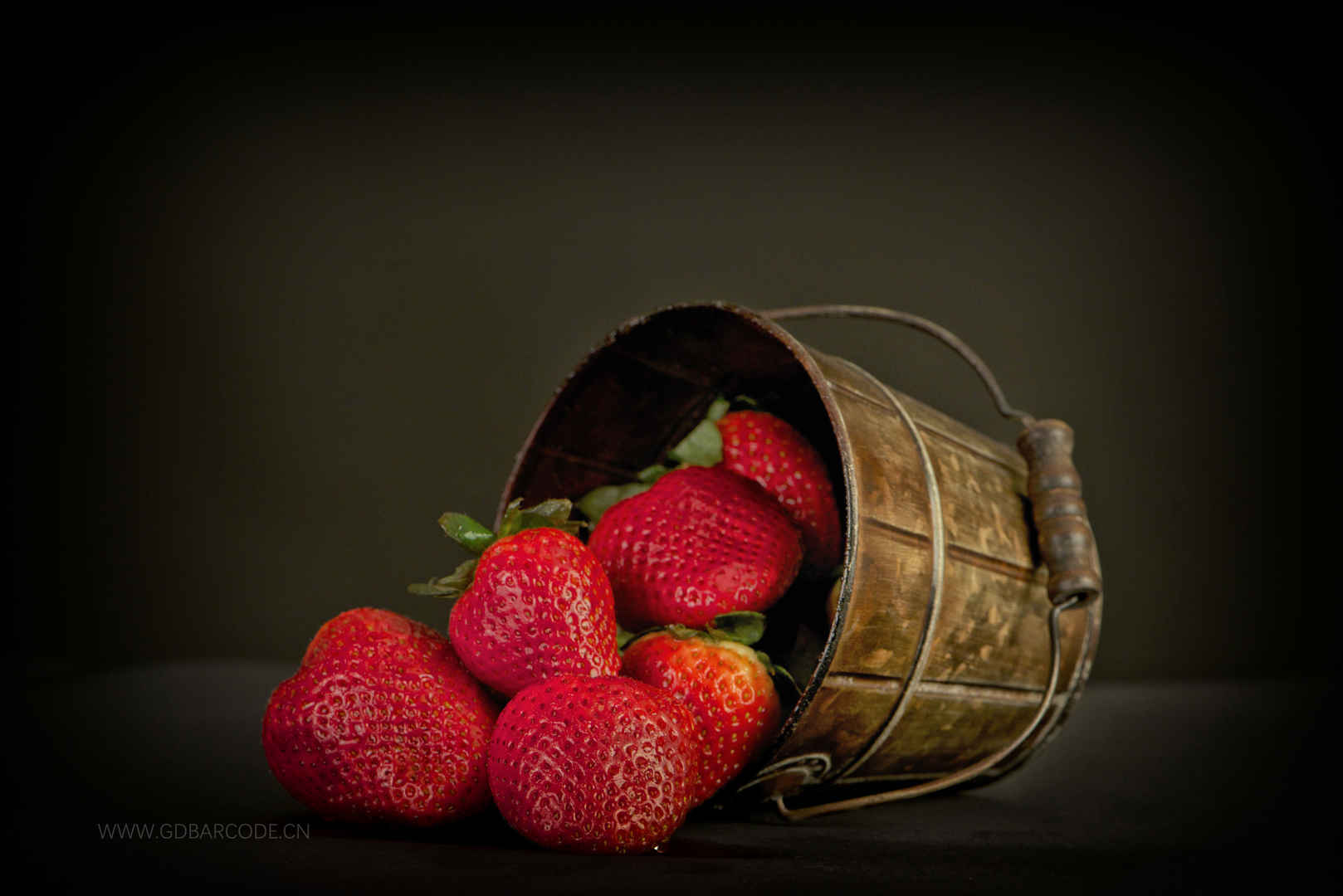 水果 红色草莓 木桶 4k壁纸-