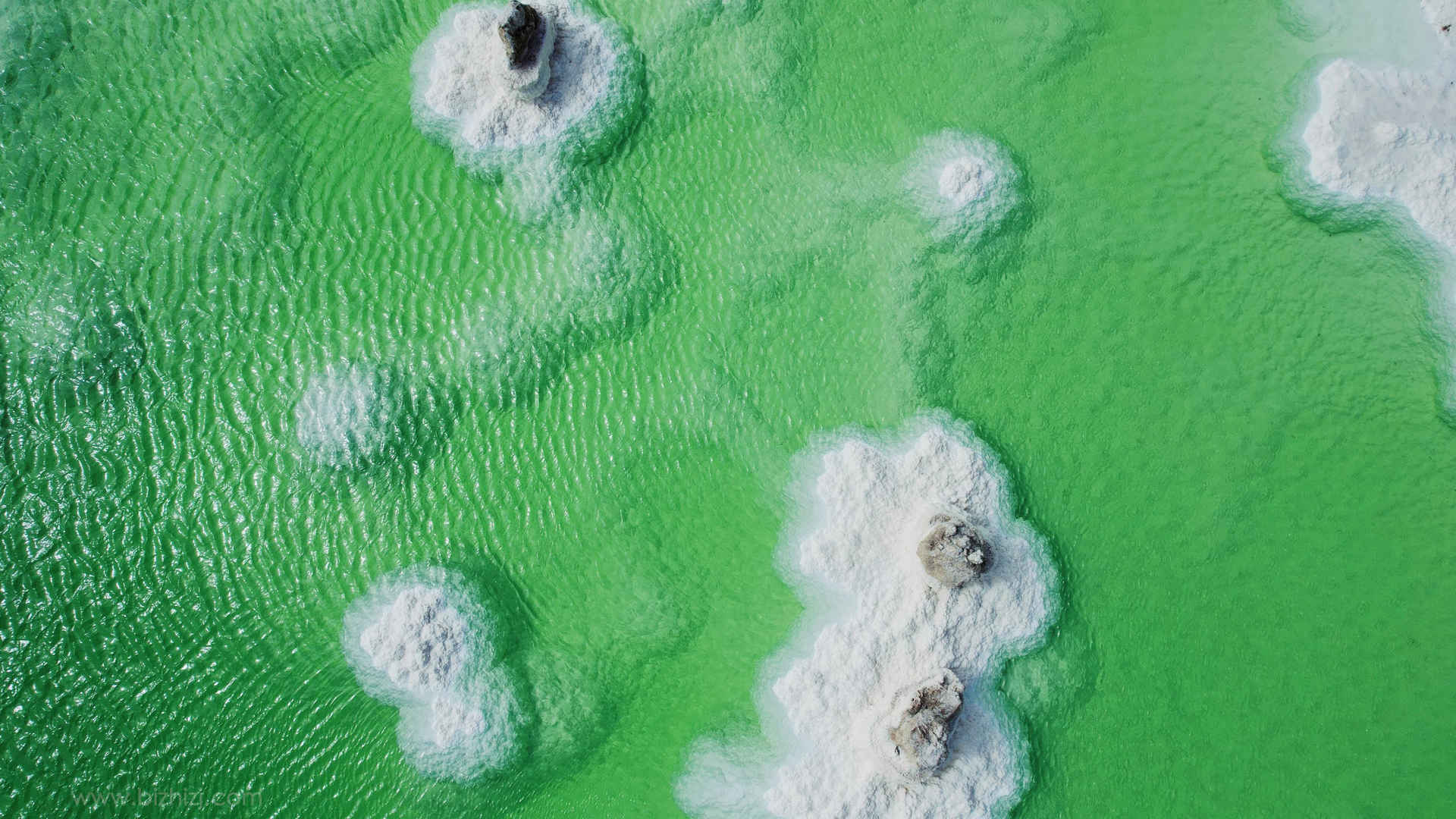 航拍绝美的察尔汗盐湖浅绿色高清壁纸-