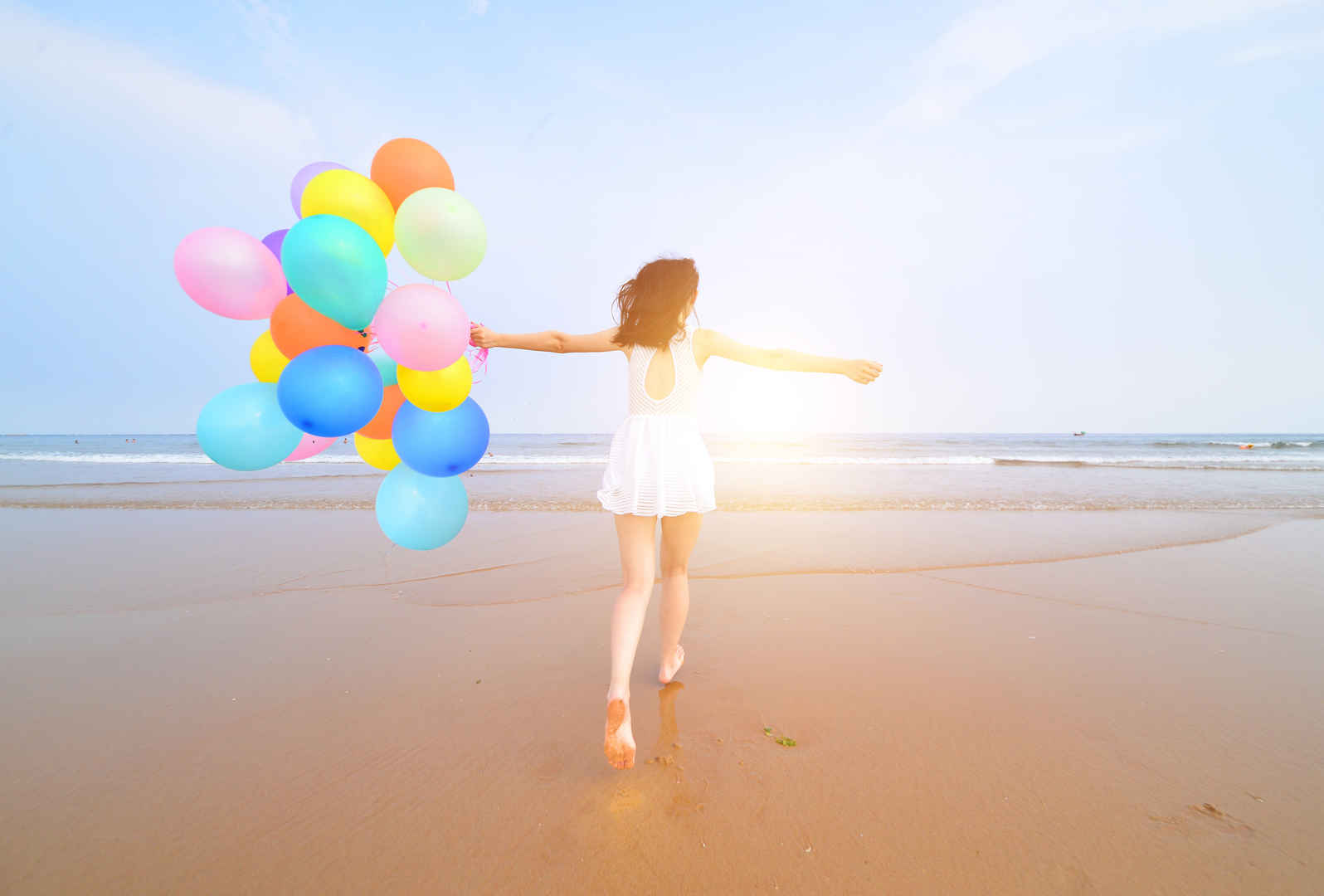 夏天 海滩 沙子 女孩 五颜六色气球 5k图片-