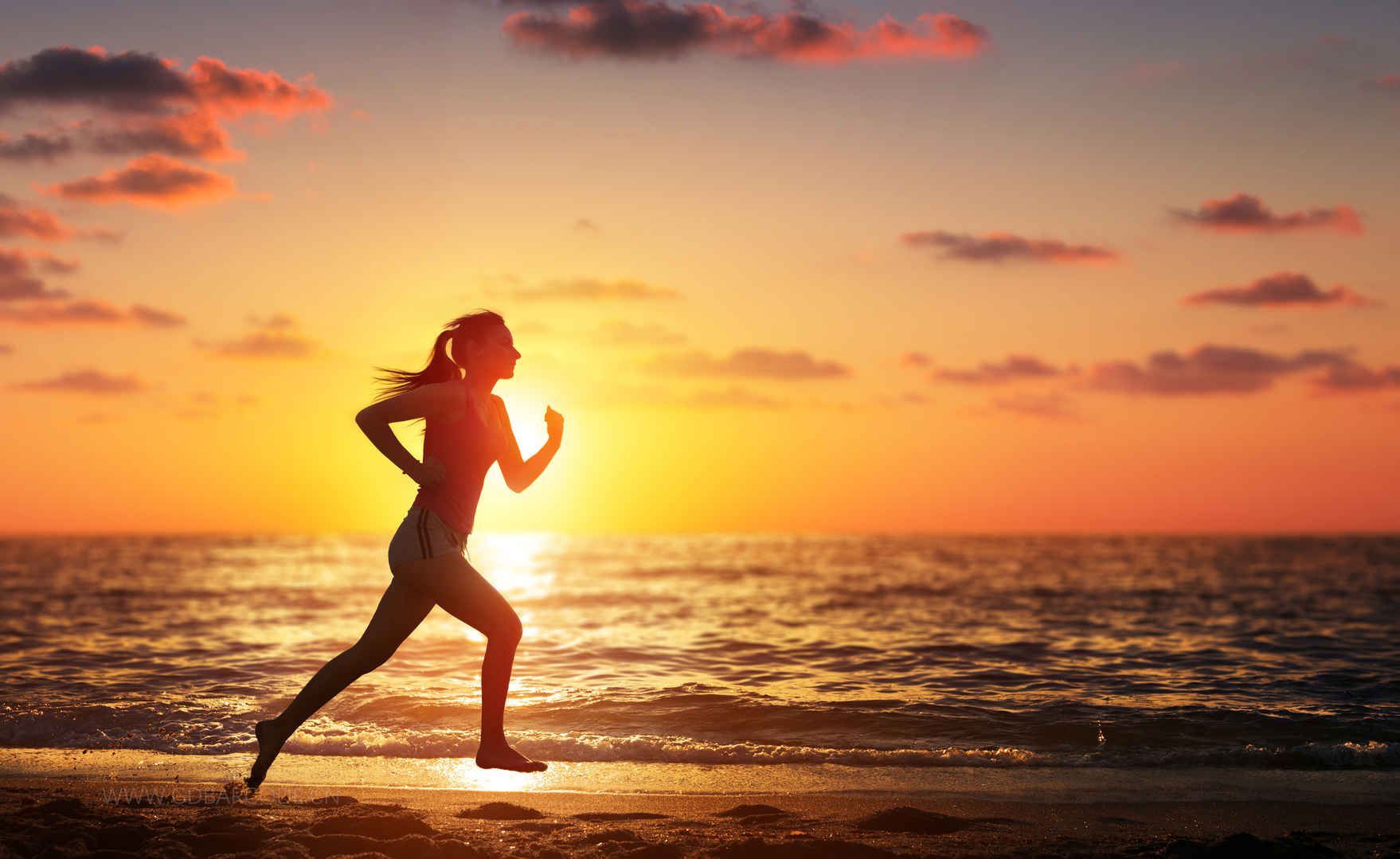 日落时沙滩上奔跑的女人4k高清图片