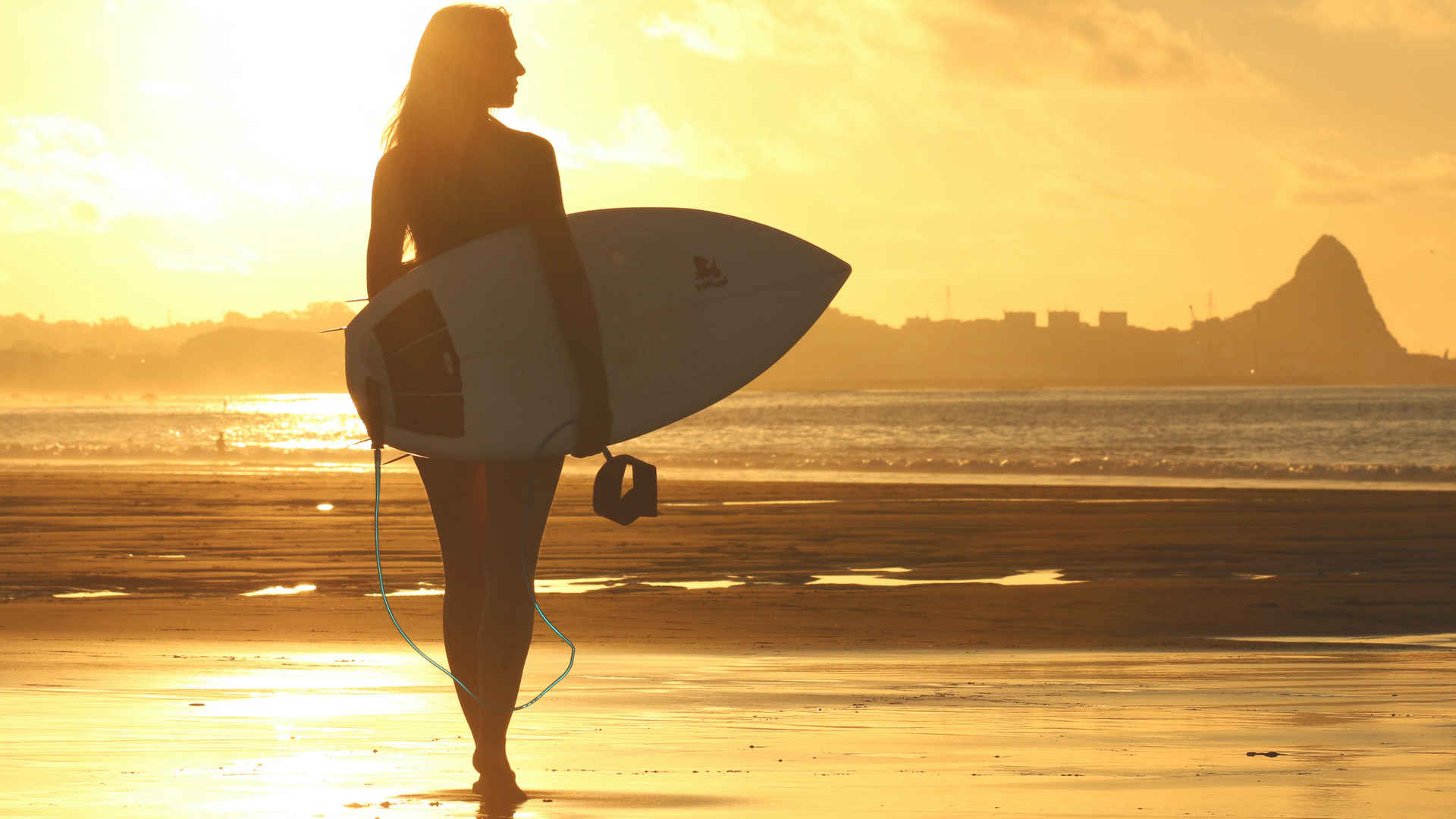 海边抱着冲浪板的女子图片