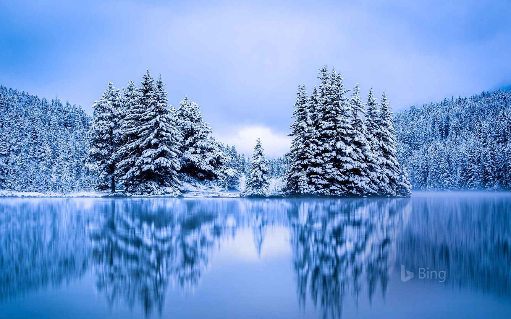 大雪覆盖的山林，林中的未成冰的湖水高清风景壁纸-