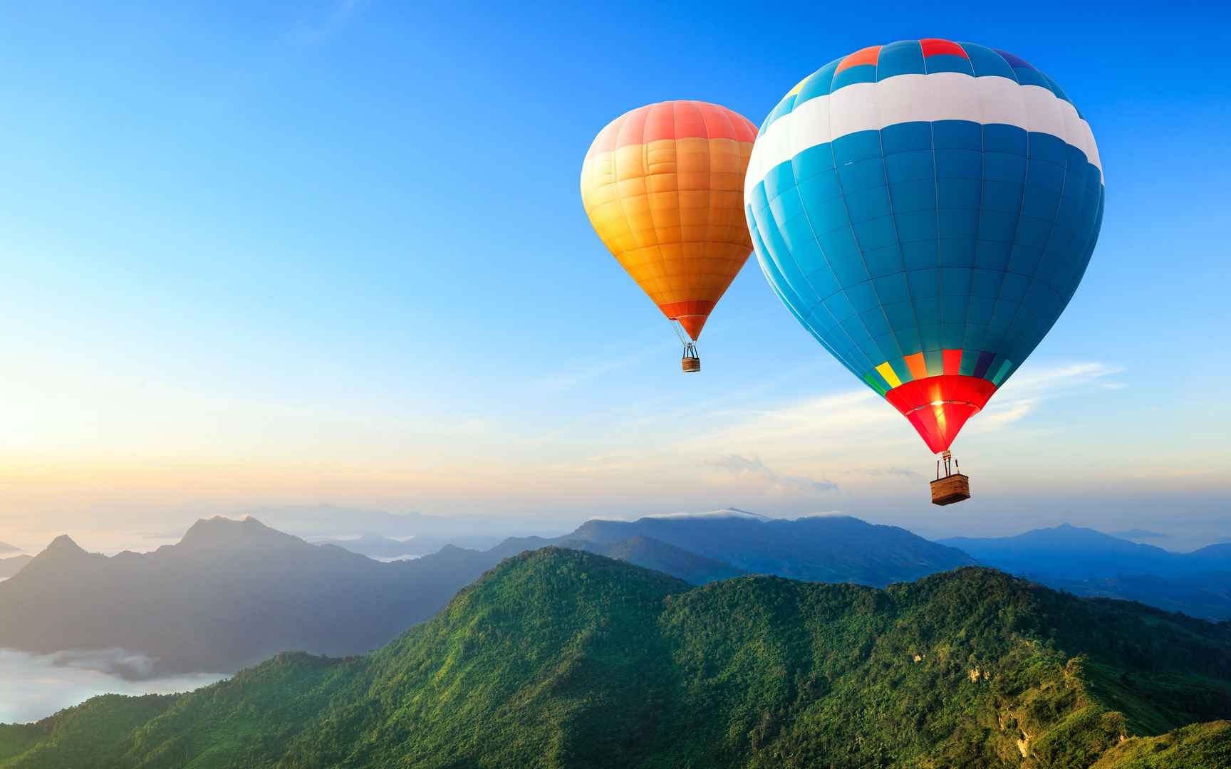 天空飞翔的穿越大山的热气球-