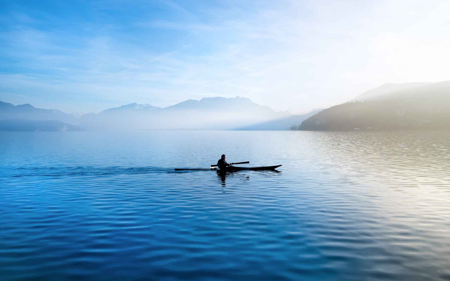 湖中划单人皮划艇的欧美男和美丽的静湖风景壁纸
