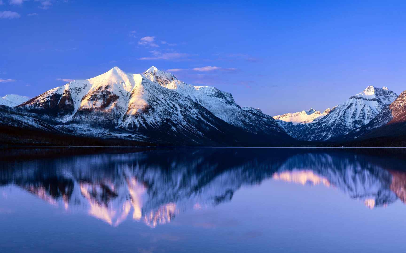 雪山加上湖泊的唯美风景高清电脑壁纸-