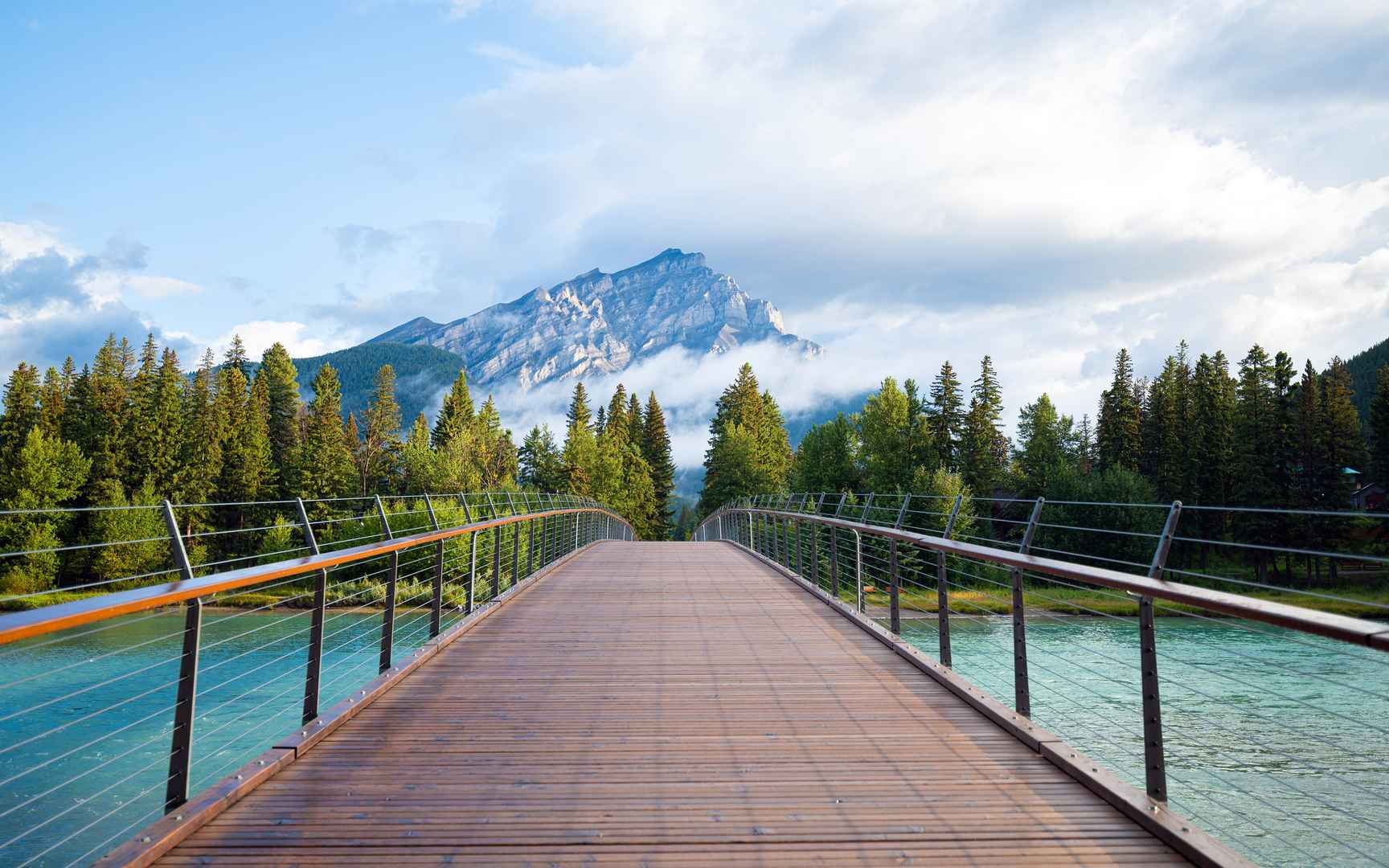 山中美丽湖泊上的木桥风景桌面壁纸-