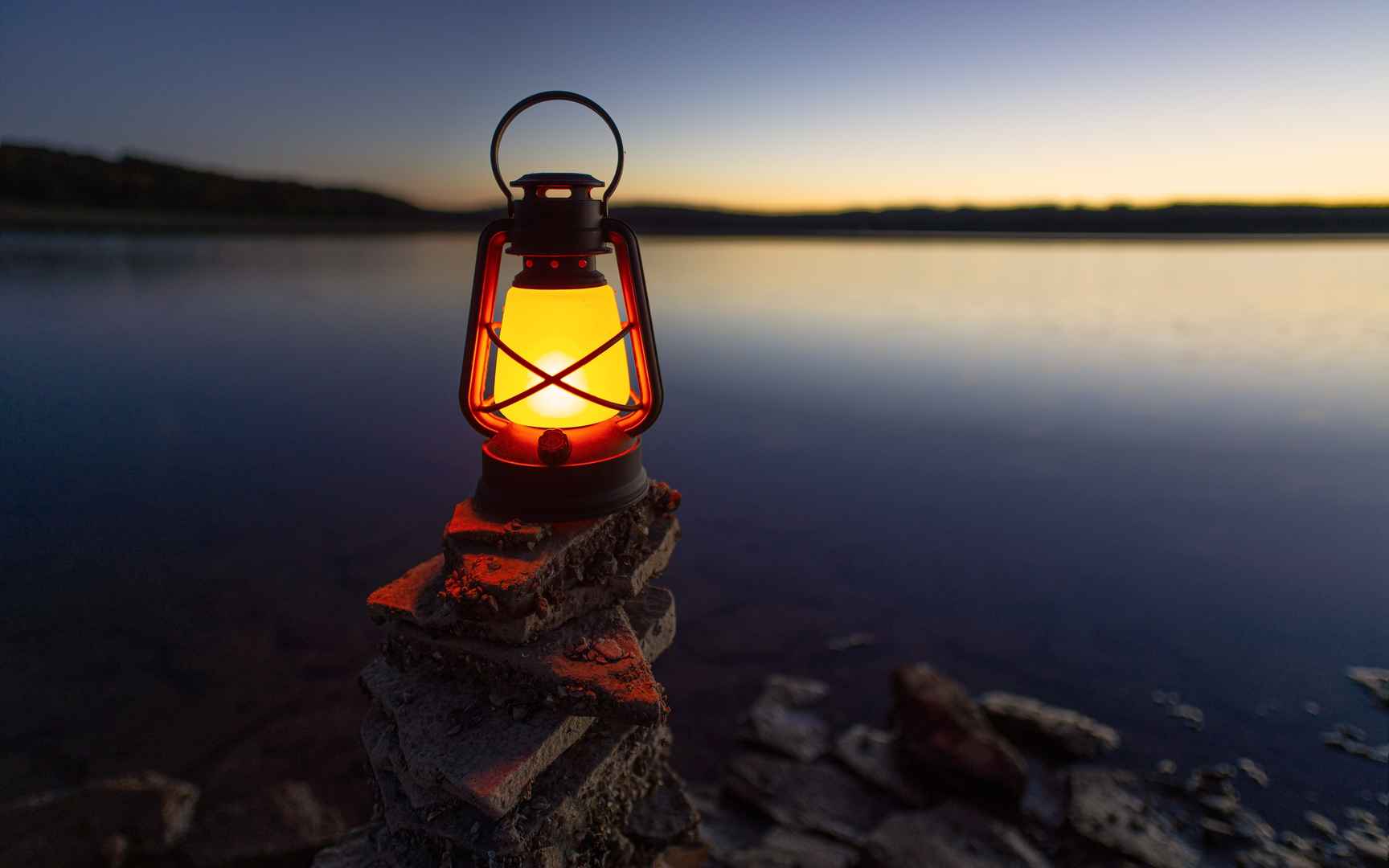 湖泊摆放着的煤油灯-