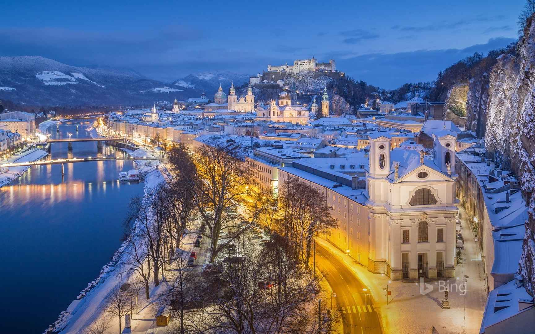欧洲旅游胜地，雪中的城市灯光-