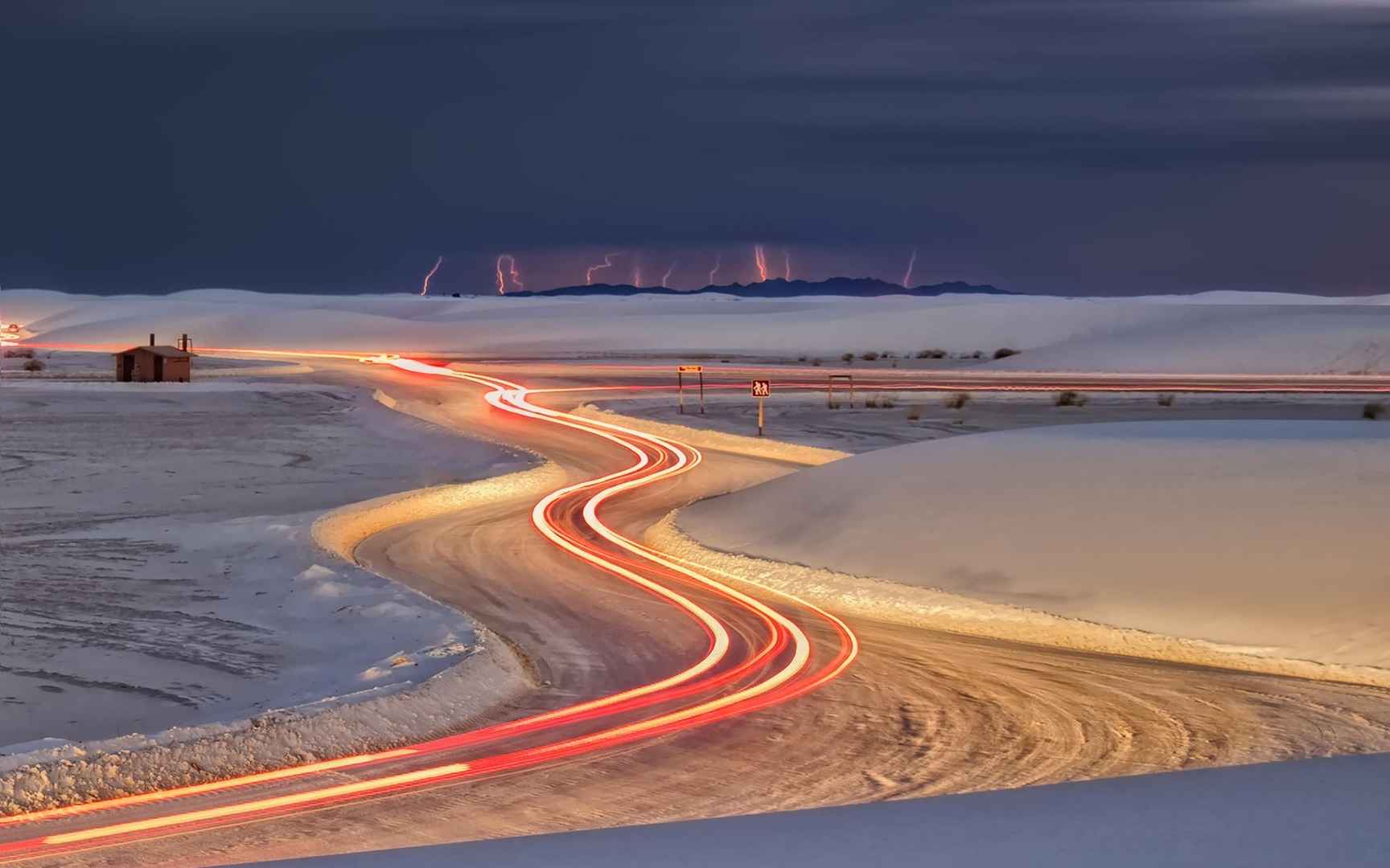 雪地里的公路，行驶在路上的车灯唯美电脑壁纸-