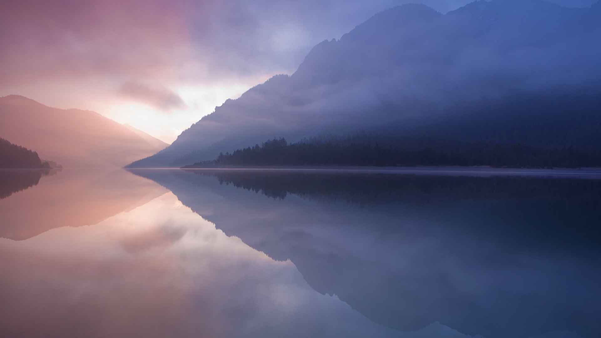 雾气重重，茂密的森林下的湖泊倒影摄影高清壁纸-