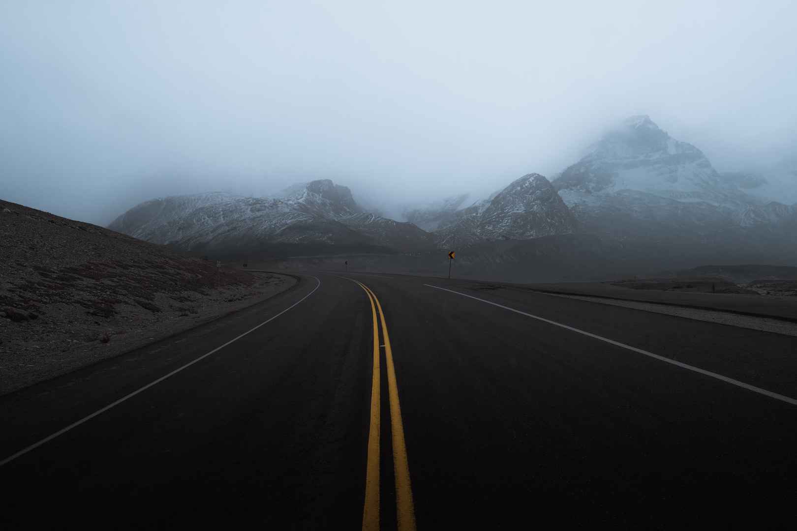 超清的雾气满满的山下的高速公路桌面壁纸-