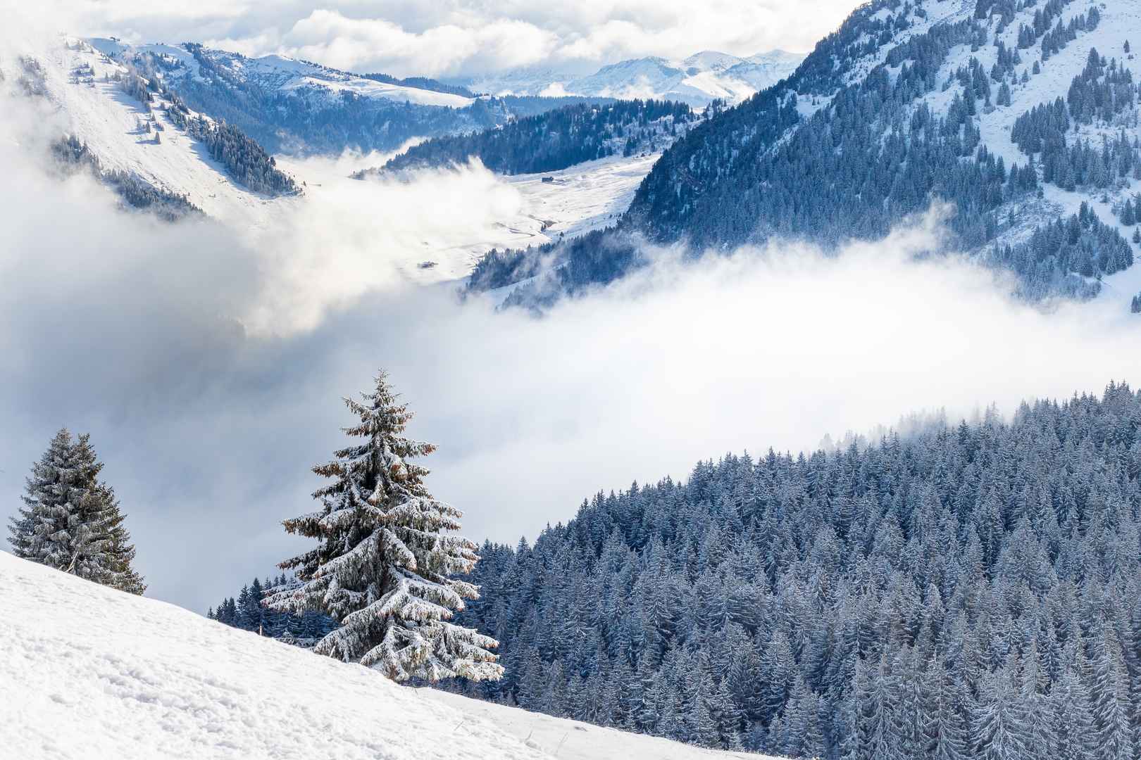 云雾妖娆大雪封山的美丽自然景观电脑壁纸-